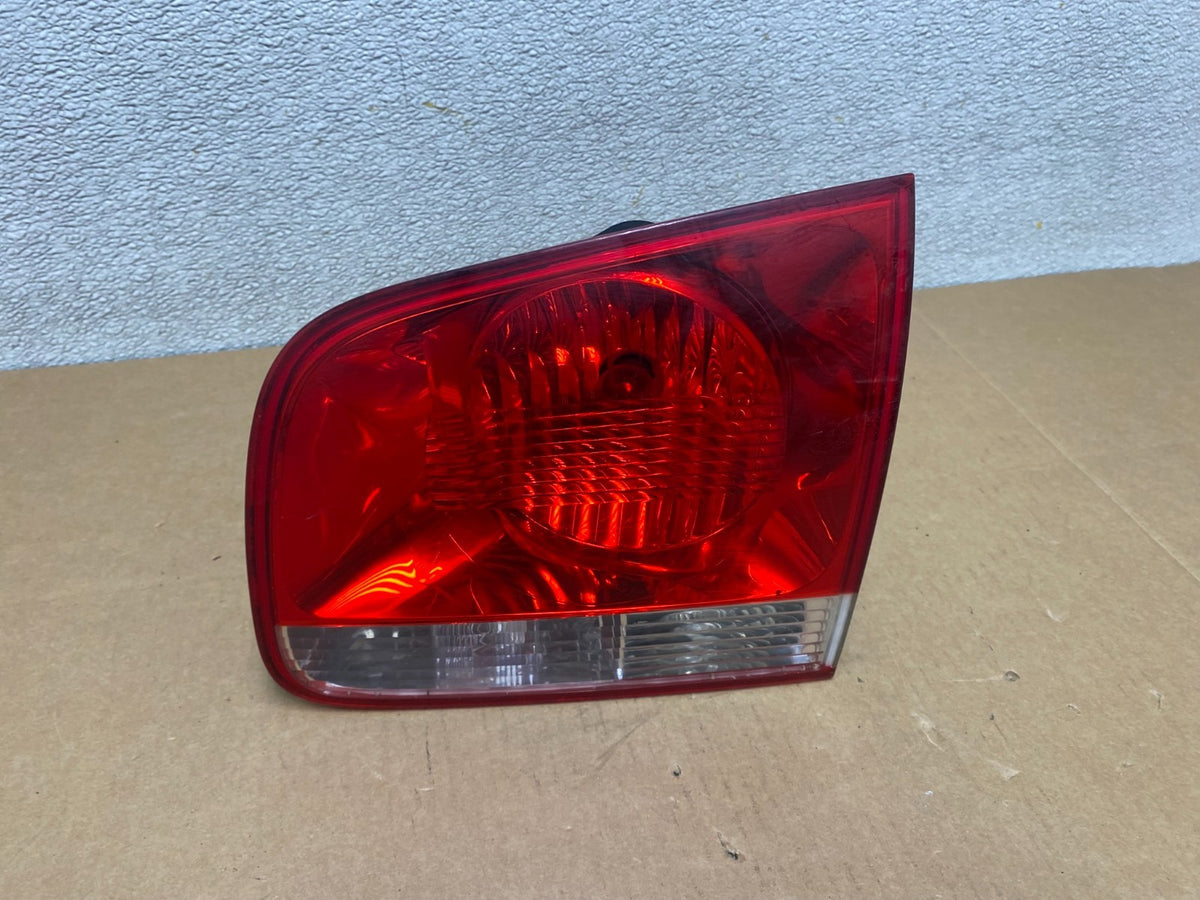 2004-2007 Volkswagen Touareg Right Passenger Rh Side Inner Tail Light V47830