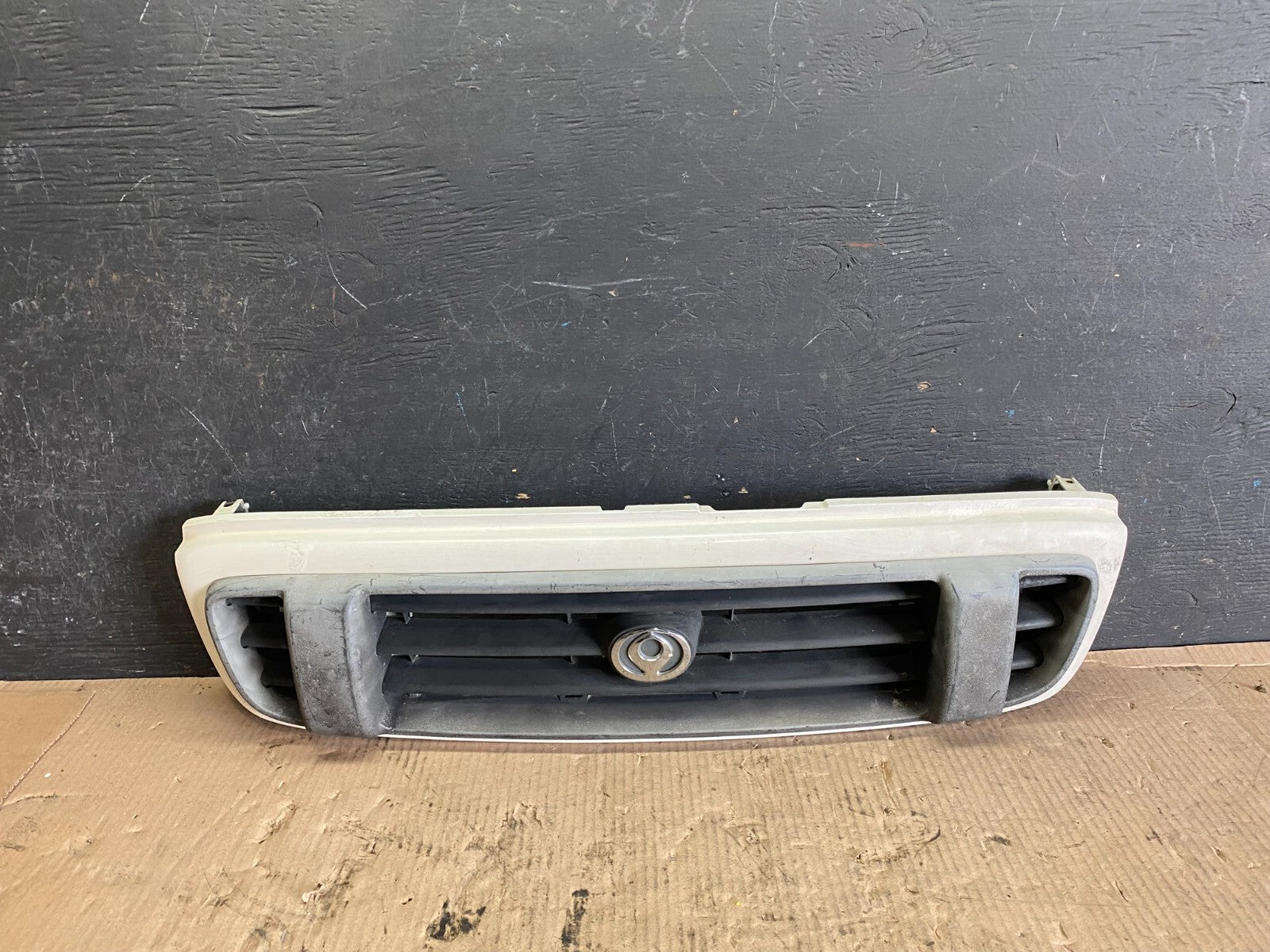1996 to 1997 Mazda MPV Front Grill Grille L94760
