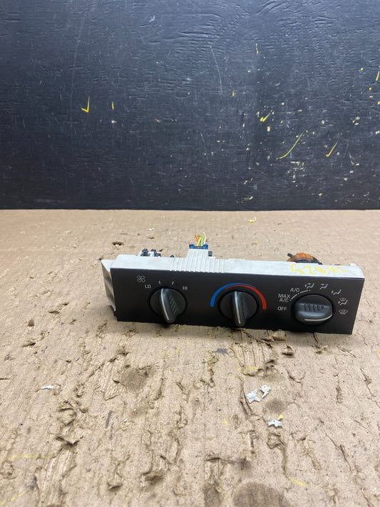 2001 - 2007 GMC Chevrolet Express 1500 Climate Control A/C t8825 DG0