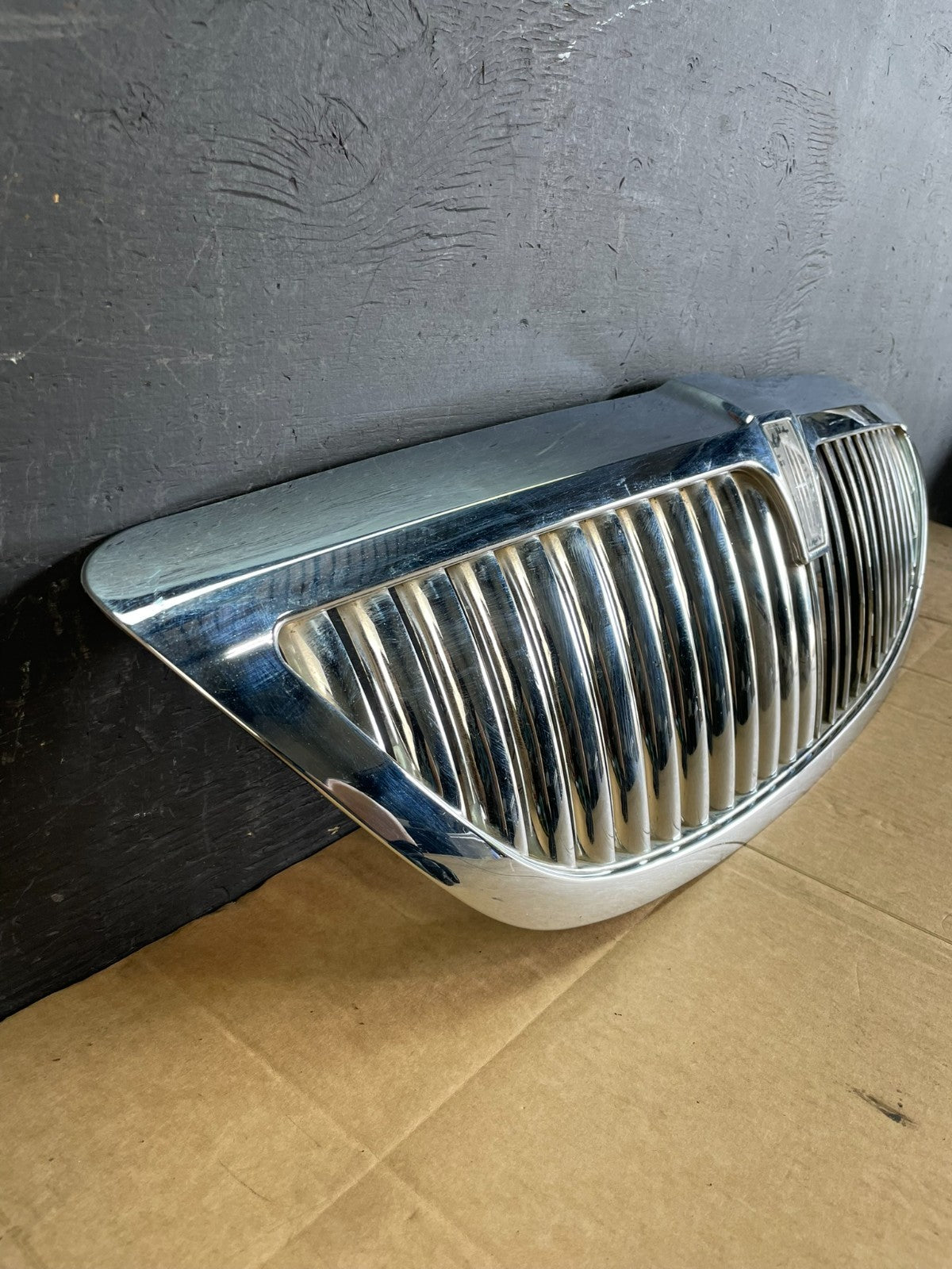 2003 to 2011 Lincoln Town Car Front Upper Grille Grill Chrome W/Emblem AC5047 DG1