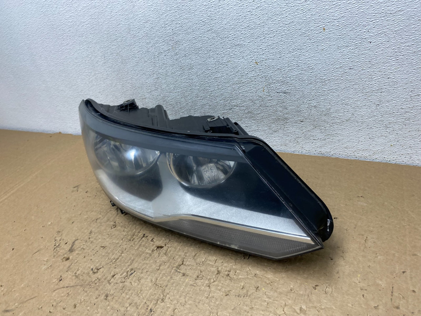 2012 to 2018 Volkswagen Tiguan Right Passenger RH Halogen Headlight AF8425 DW1