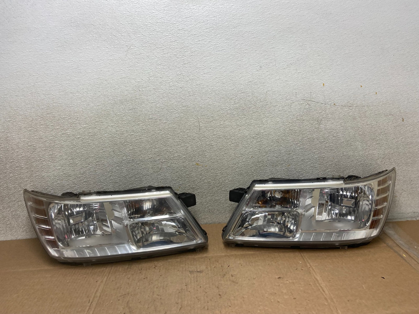2009 to 2017 Dodge Journey Headlights Left+Right Set Halogen Y8793 DW0