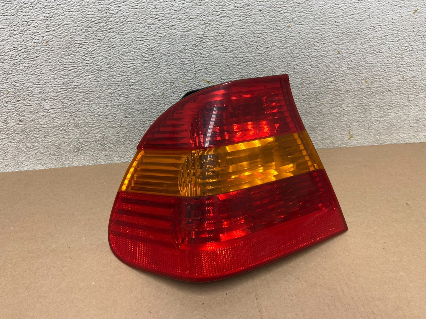 2002 -  2005 BMW 3 E46 Series Left Driver Side Lh Tail Light R4905 DW0