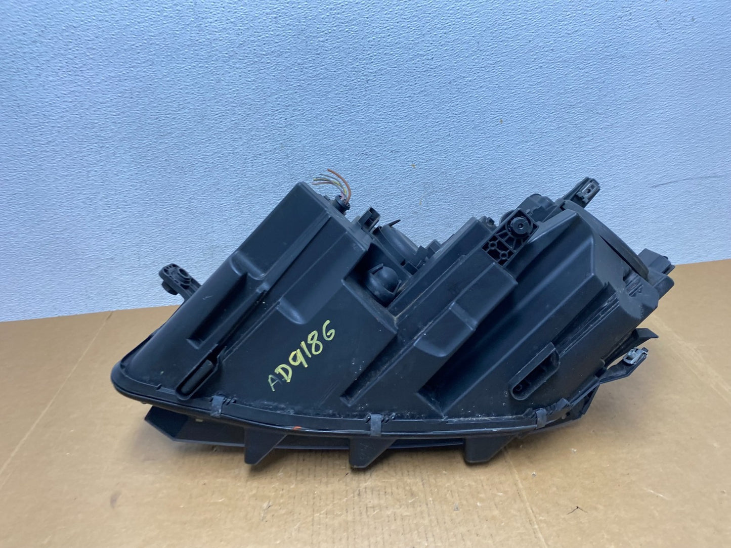 2016-209 Volkswagen Passat Right Passenger RH Side Halogen Headlight AD9186 DG7
