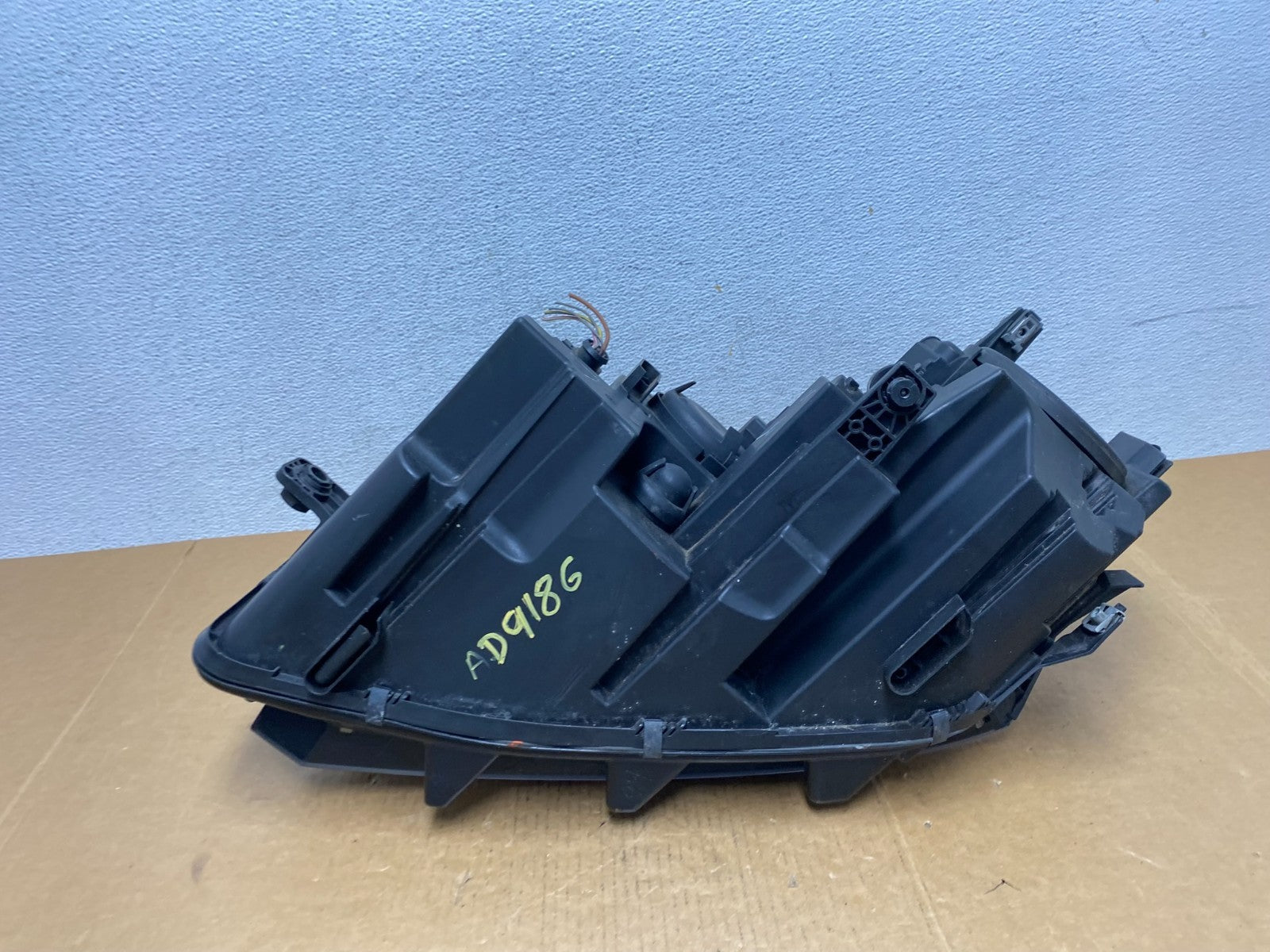 2016-209 Volkswagen Passat Right Passenger RH Side Halogen Headlight AD9186 DG7