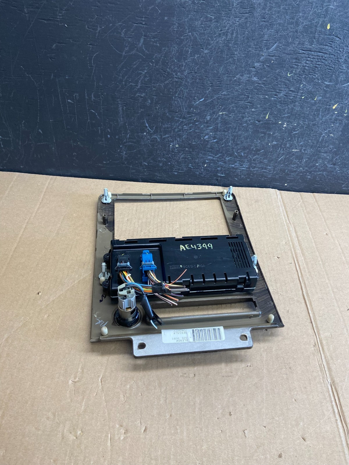 2005 to 2007 Ford Freestyle Montego Climate Control Radio Bezel Trim AE4399 DG4