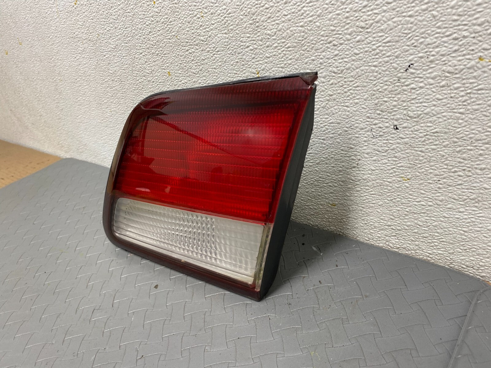 1997 1998 1999 Nissan Maxima Right Passenger RH Inner Tail Light Oem A4182 DG11