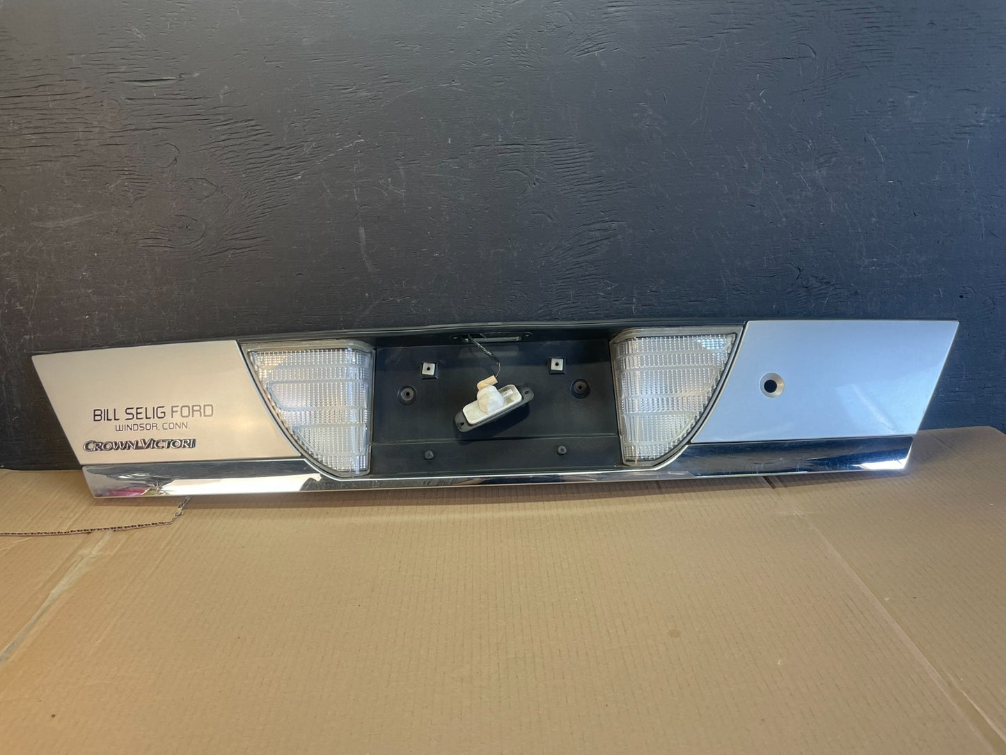 1998 - 2011 Ford Crown Victoria Trunk Rear Garnish License Plate Panel ae3483 DG0