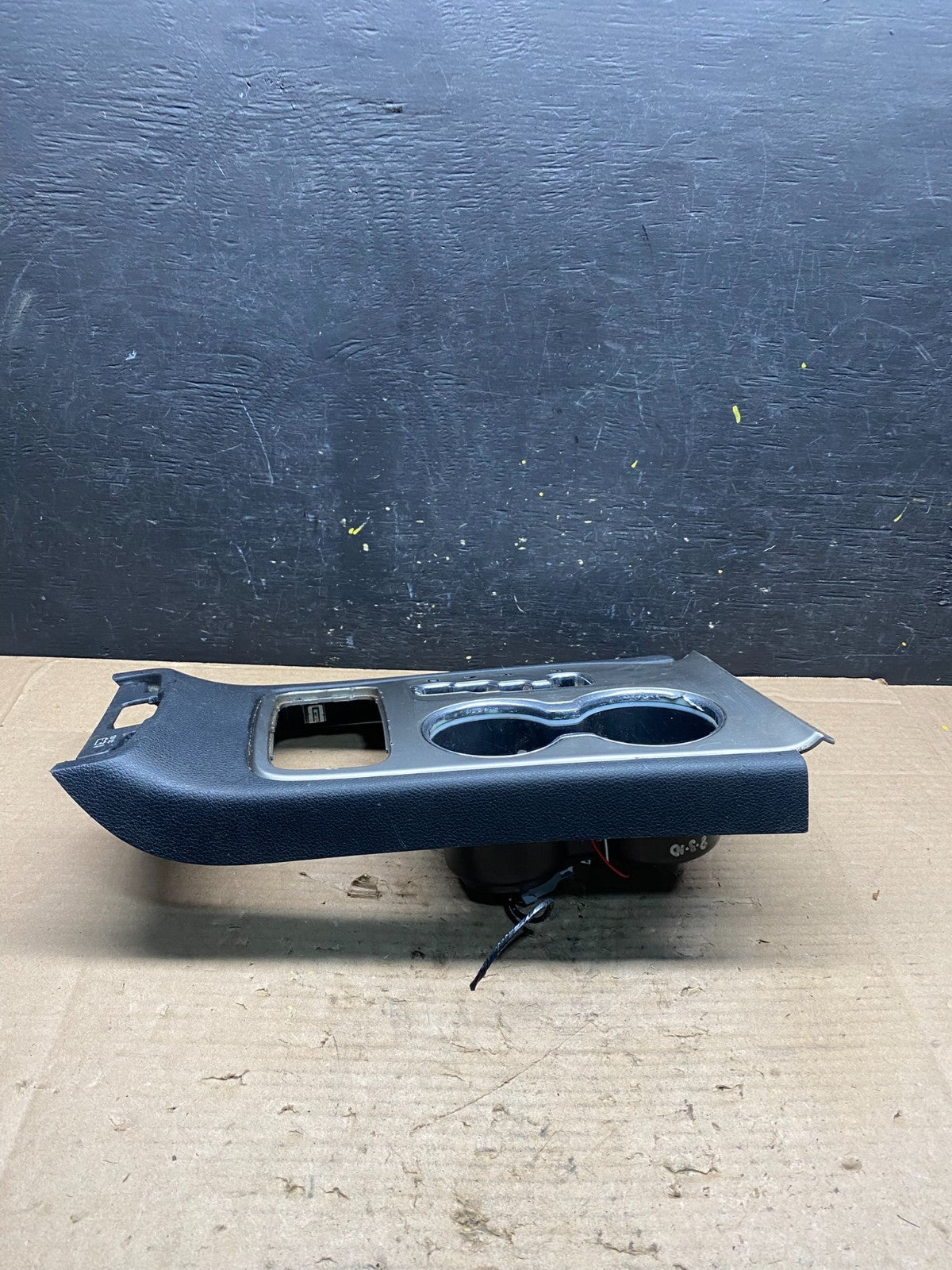 2011 to 2013 Jeep Grand Cherokee Center Console Shifter Cup Holder Q2665 DG2