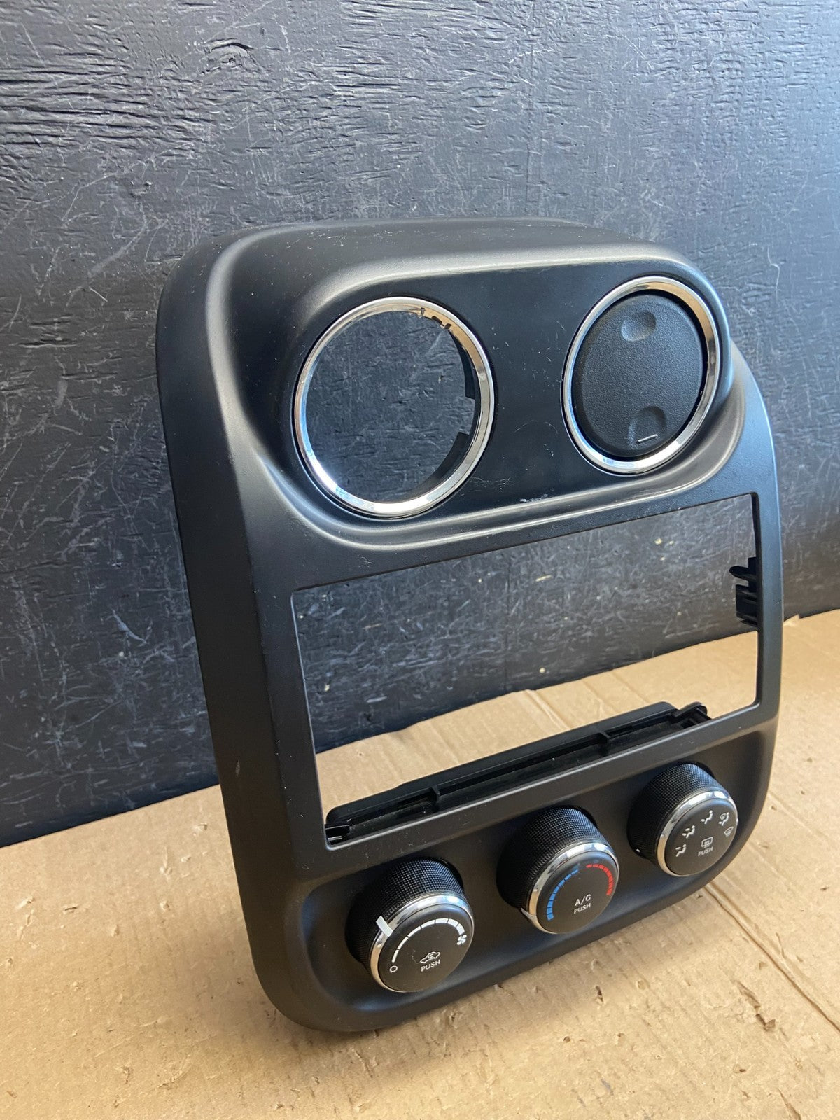 2011 to 2017 Jeep Compass Dash Climate Temperature Control Radio Bezel AE3923 DG2