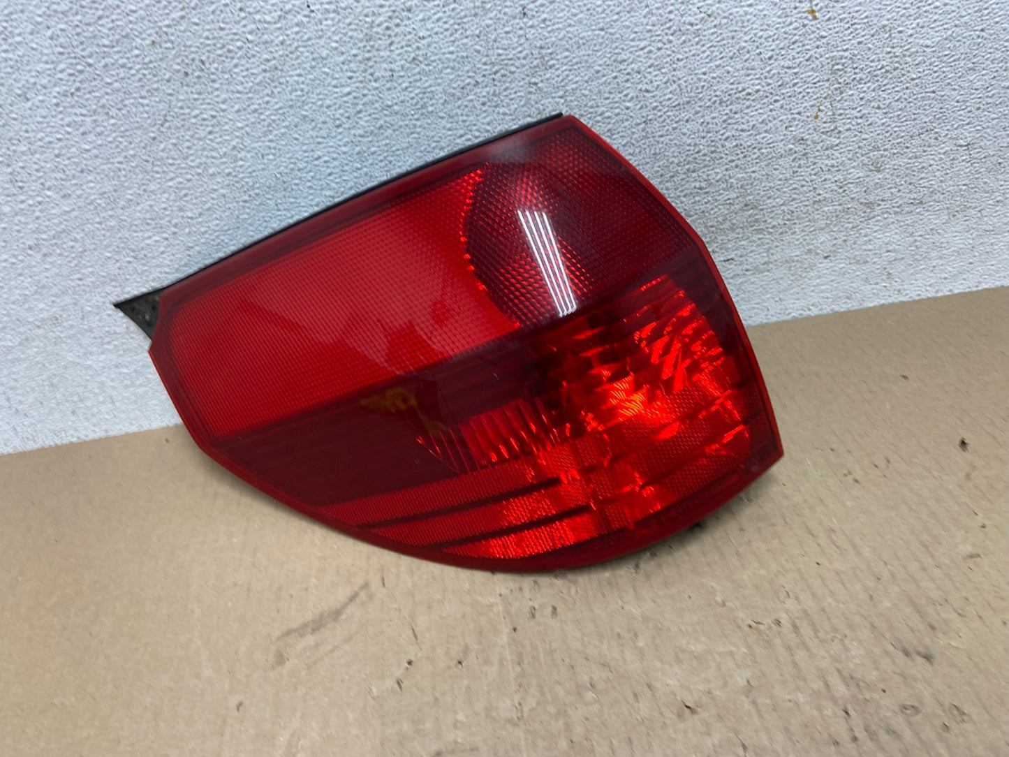 2004 to 2005 Toyota Sienna Left Driver LH Side Tail Light AE7049 LK0
