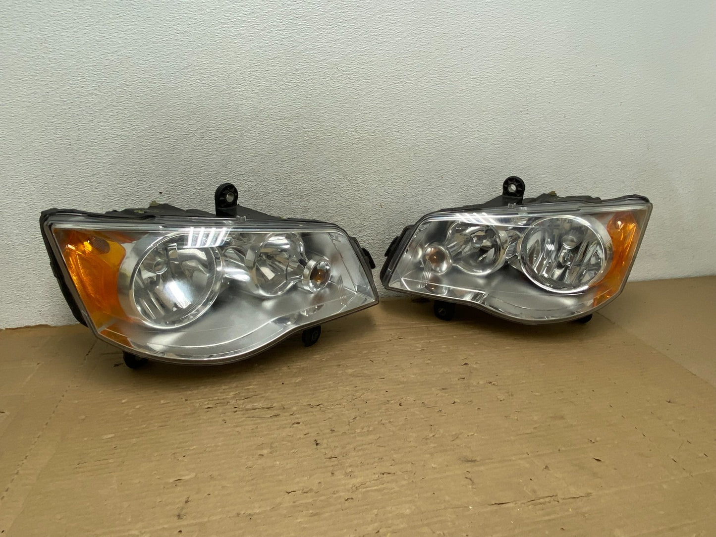 2008 to 2016 Chrysler Town and Country Left+Right Side Headlights AG8276 DW0