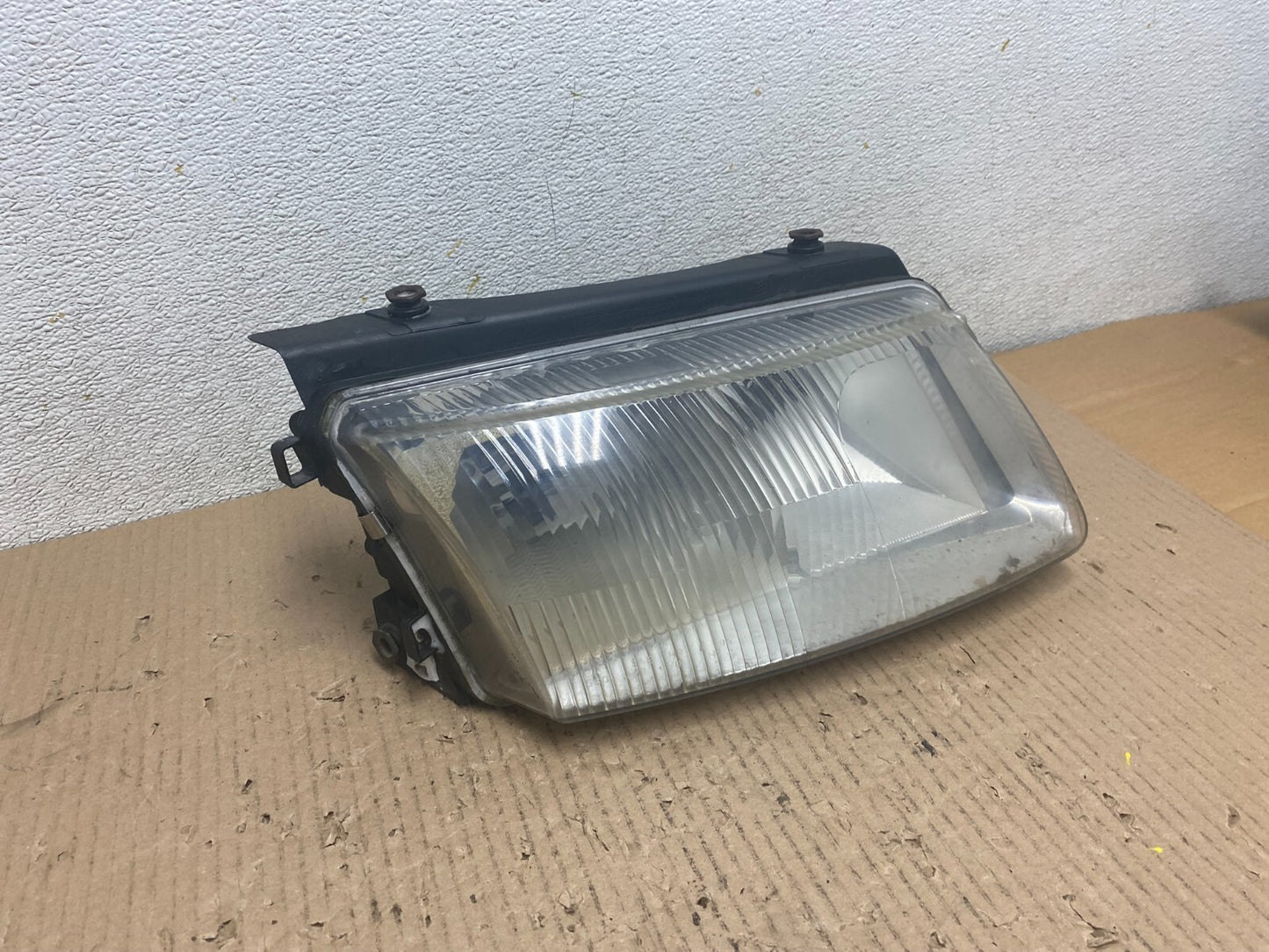 1998 to 2001 Volkswagen Passat Right Side Headlight OEM M9318 DW2