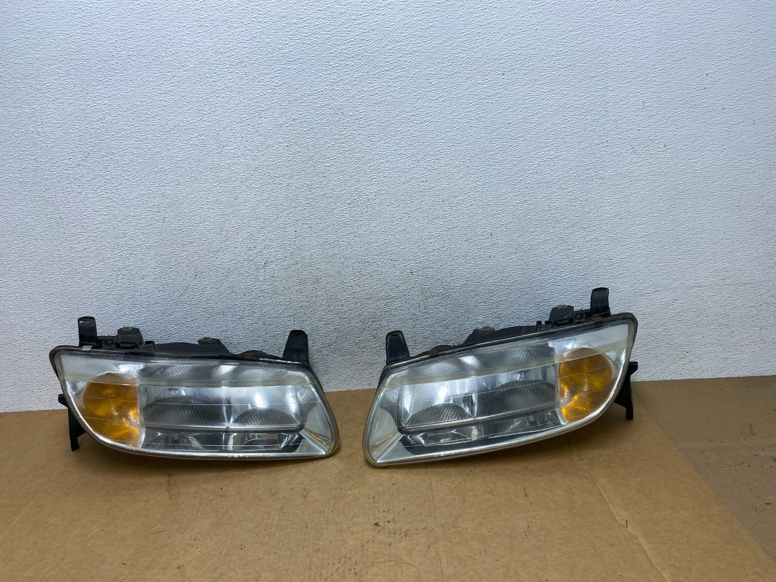 2000 to 2002 Saturn L Series Headlights Left+Right Side AE2945 DW0