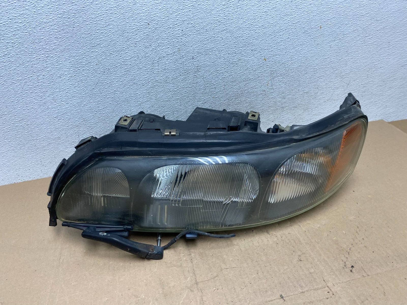 2001 to 2004 Volvo S60 Left Driver LH Headlight Halogen AE6702 DW0
