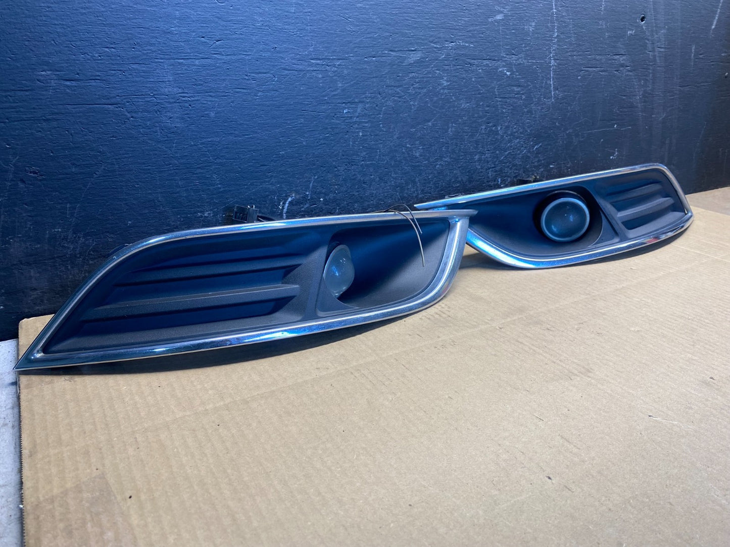 2013 to 2016 Lincoln MKT Left+Right Set Front Fog Light Bezel ad4890 DG2