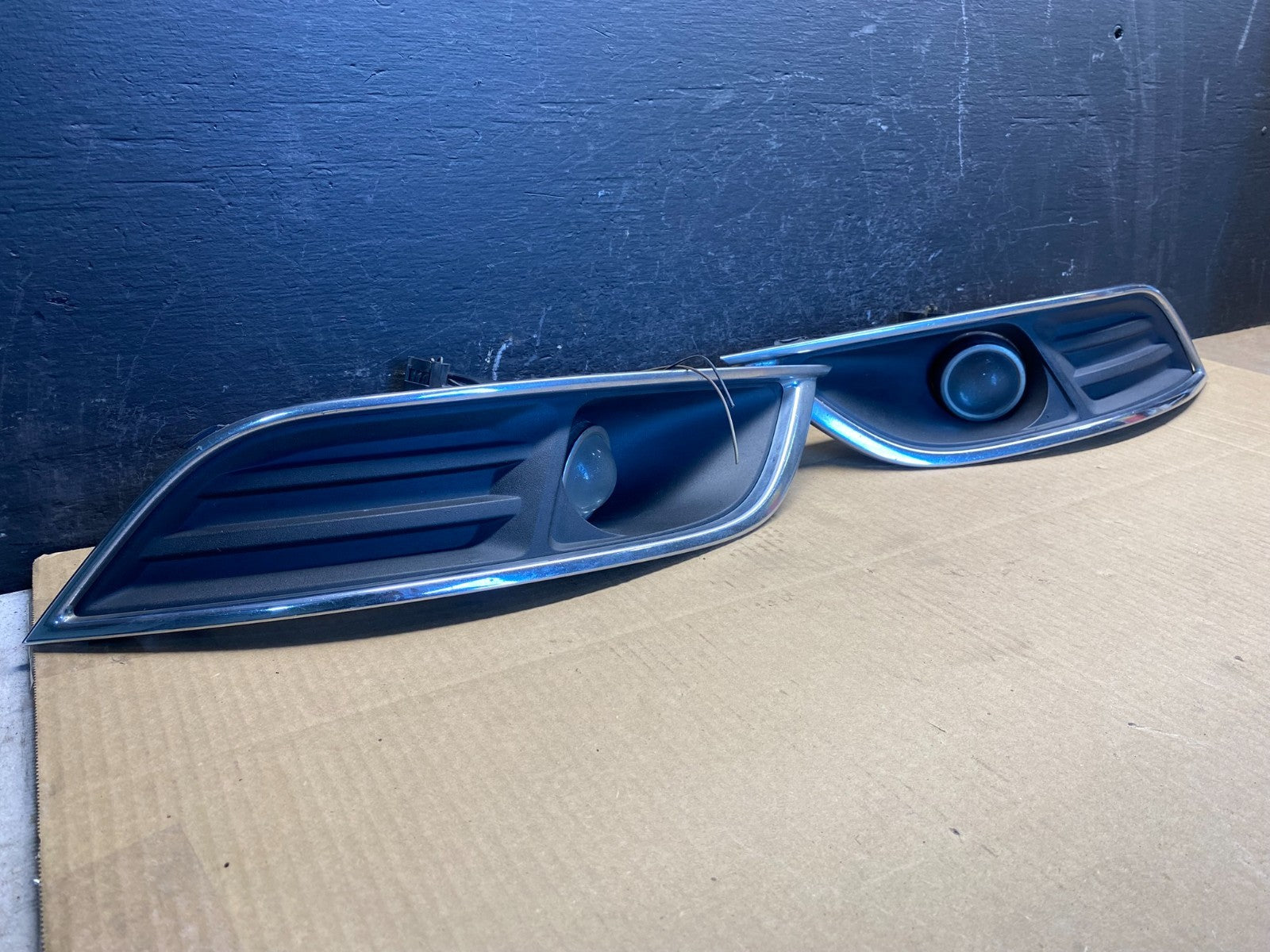 2013 to 2016 Lincoln MKT Left+Right Set Front Fog Light Bezel ad4890 DG2