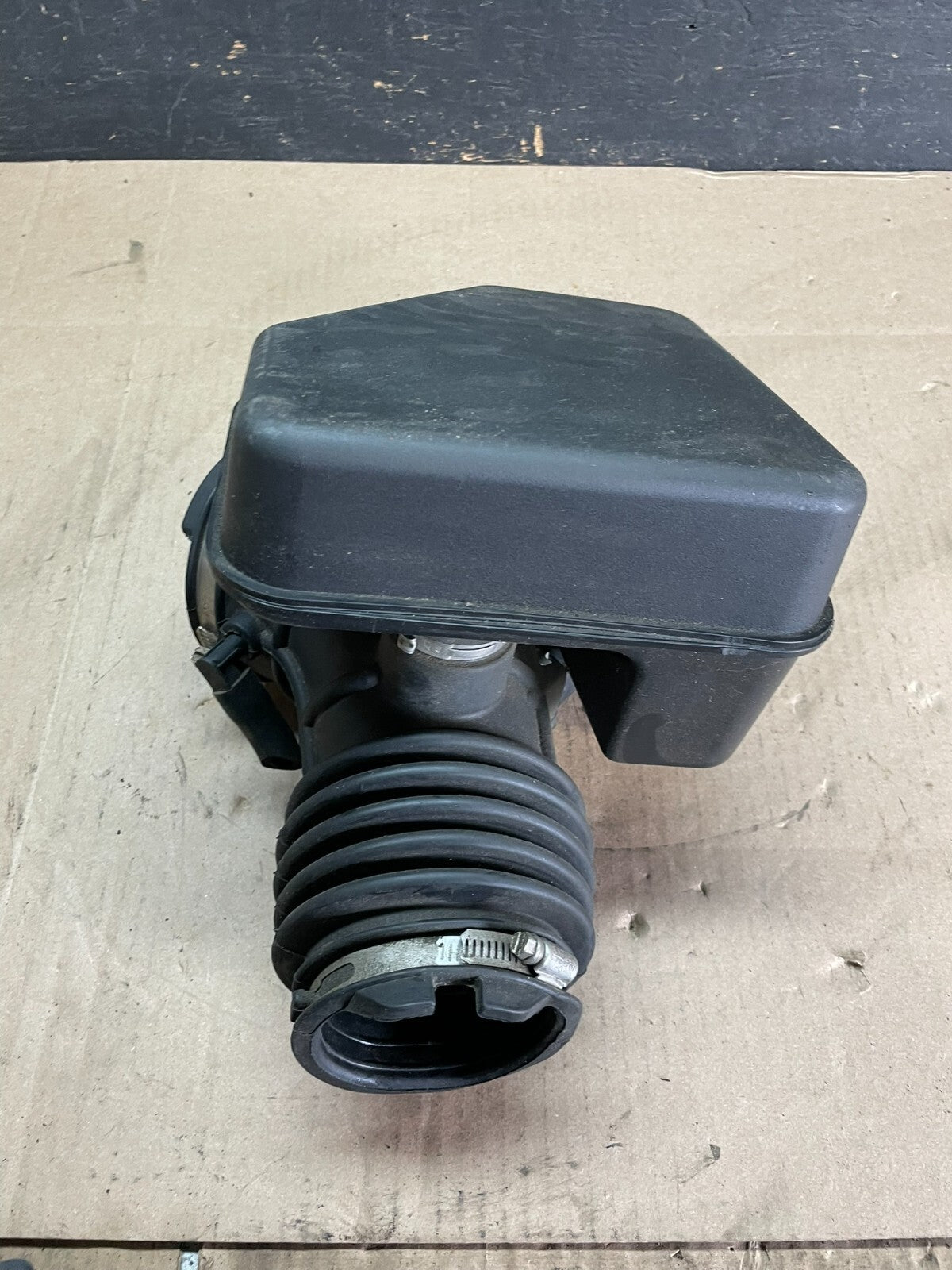 2007 to 2010 Lincoln MKX 3.7L Air Cleaner Box Resonator OEM M8906 DG2
