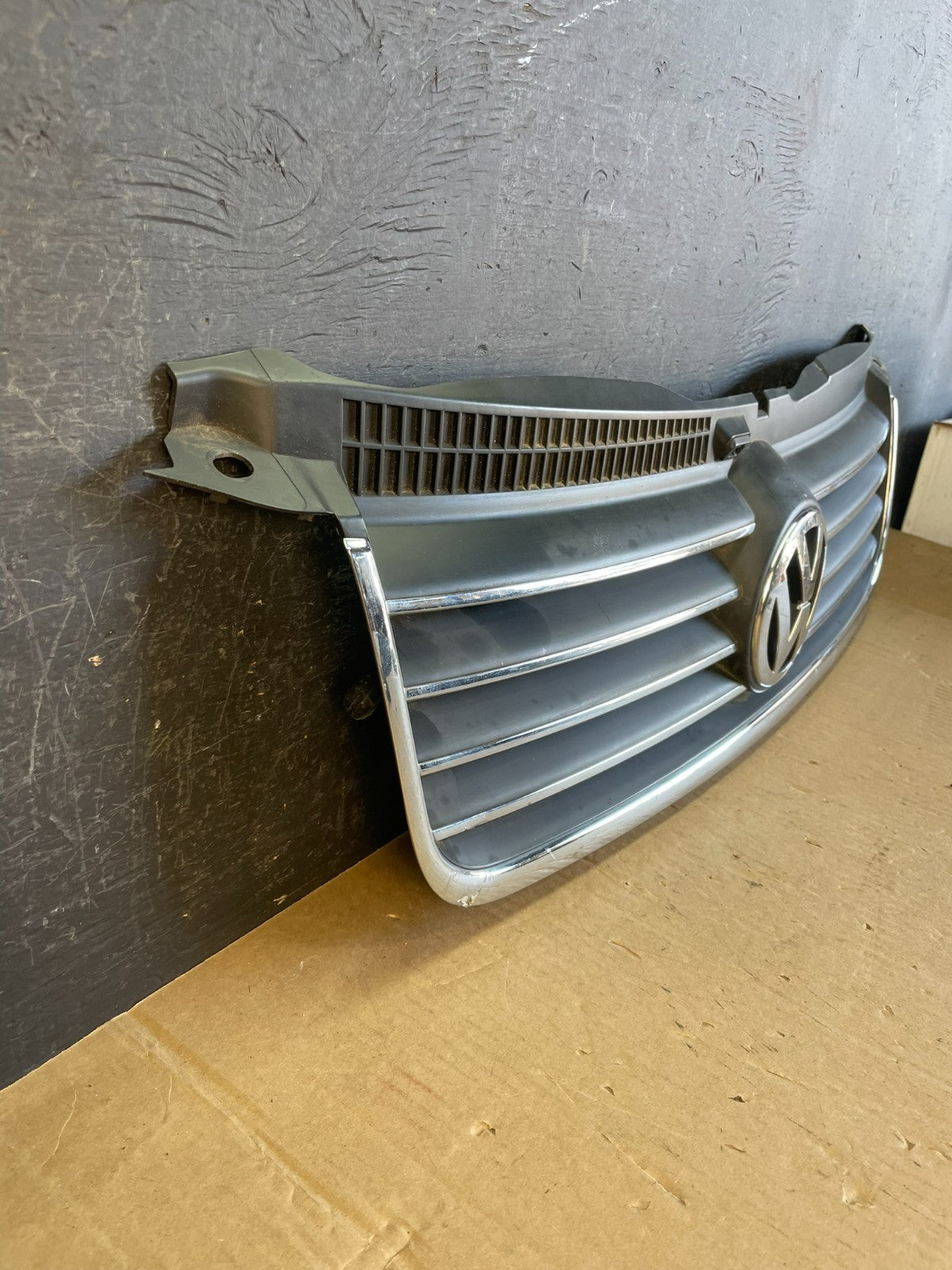 2001 to 2005 Volkswagen Passat Front Upper Grill Grille AD5722 DW2