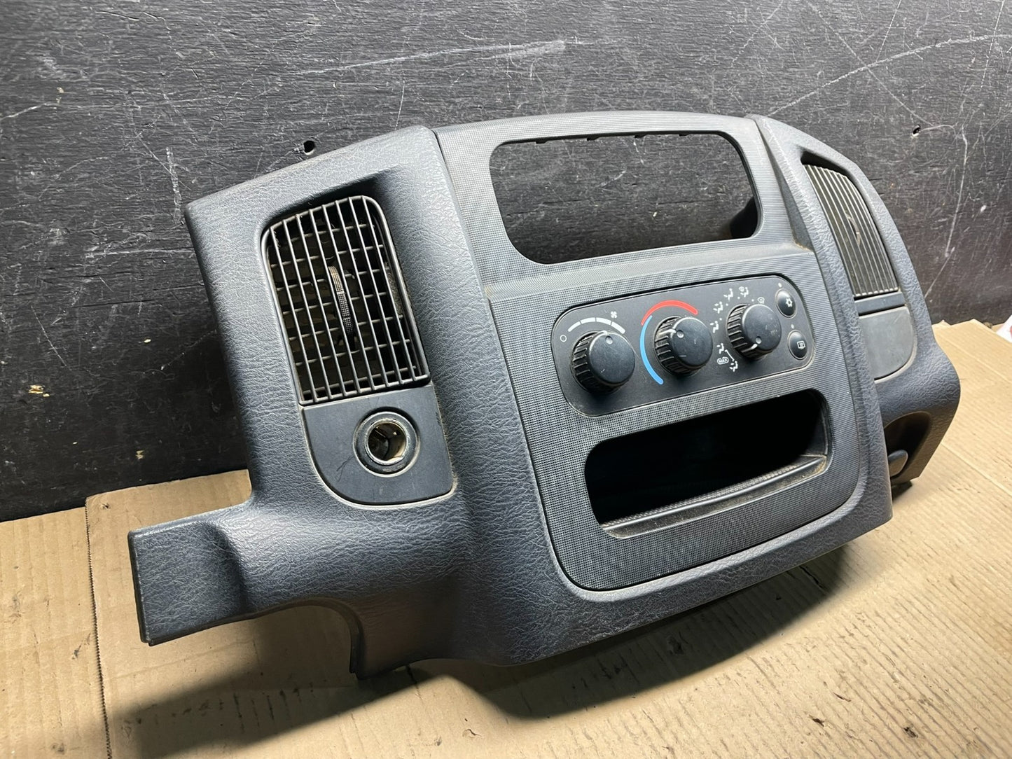 2002 to 2005 Dodge Ram Radio Climate Control Dash Air Vent Bezel Trim X8677 DG1