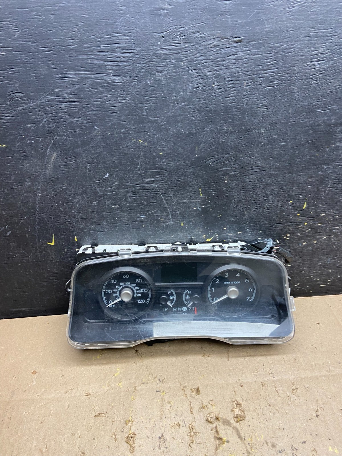 2009 to 2010 Lincoln Town Car Speedometer Cluster Gauge U5658 DG0