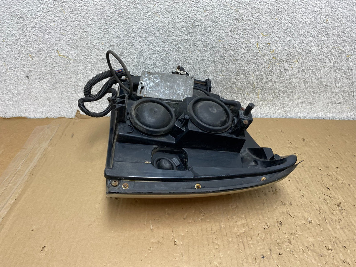2002-2006 Cadillac Escalade Right Passenger Side Xenon HID Headlight AH28657