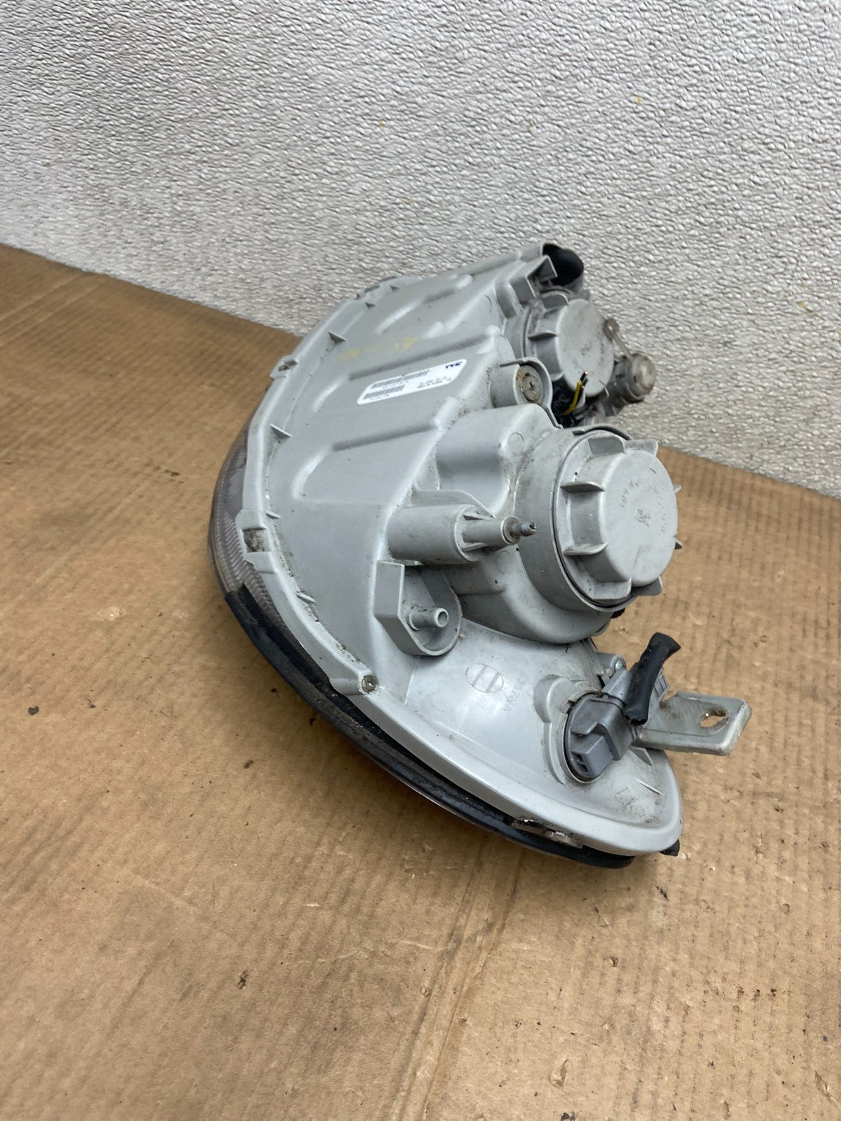 2002-2005 Hyundai Sonata Right Passenger Headlight Halogen TYC AA6239 DW5