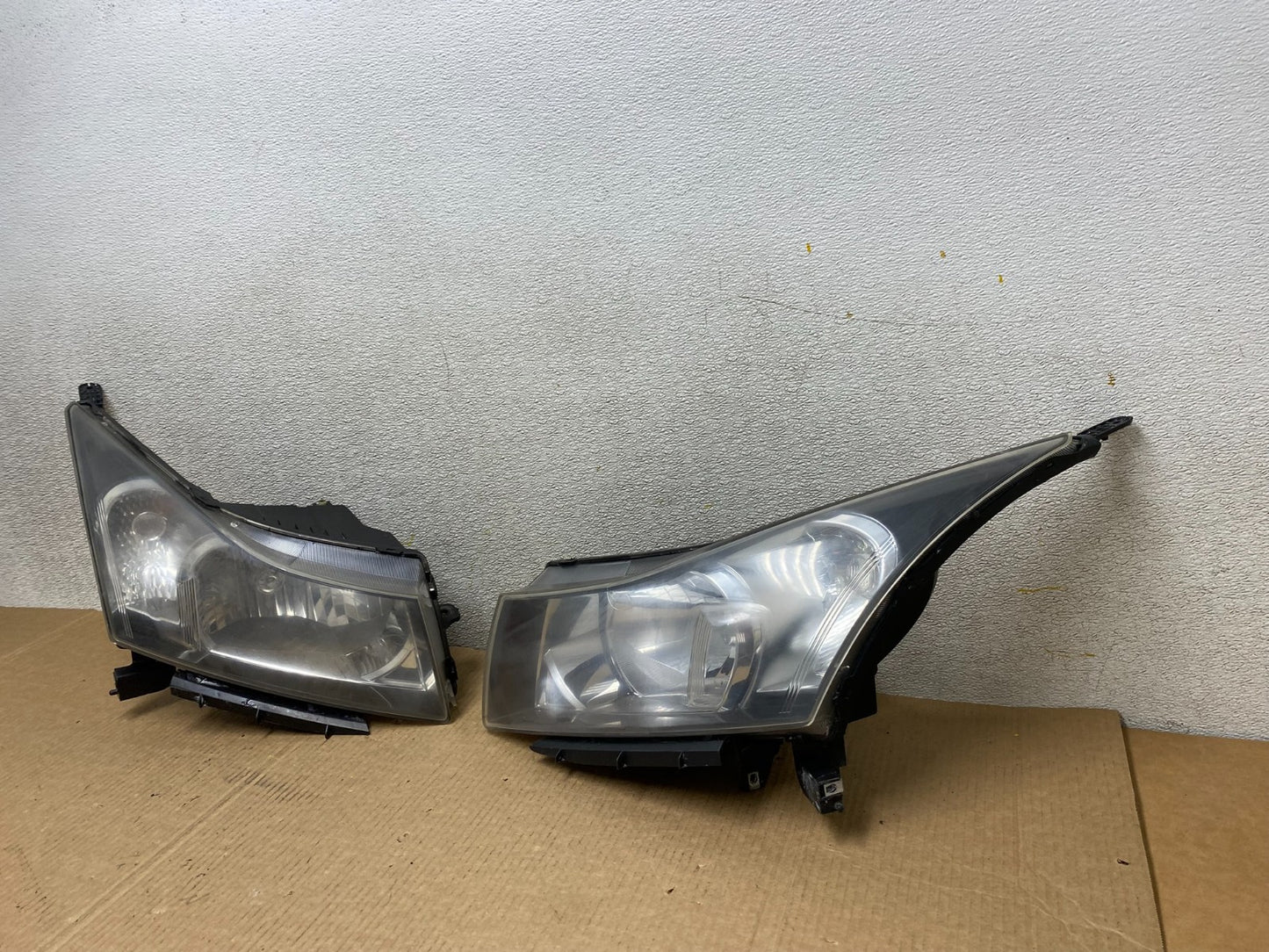 2011 to 2015 Chevrolet Cruze Halogen Left+Right Set Headlights W3819 DW1