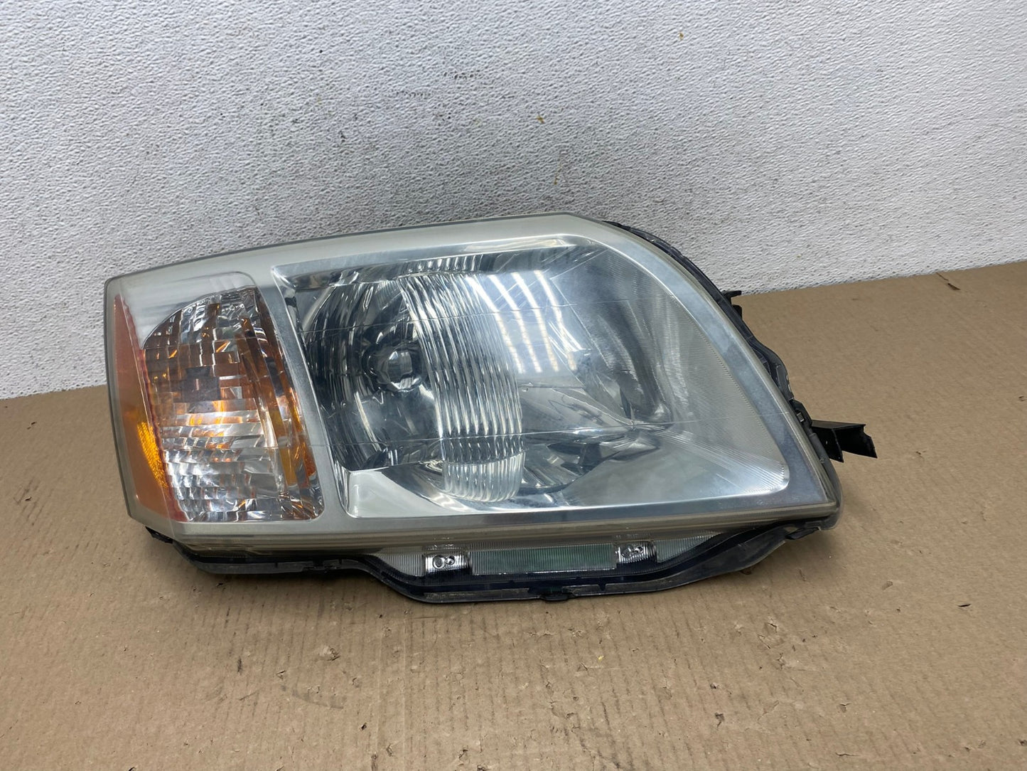 2004 - 2011 Mitsubishi Endeavor Headlight Right Passenger Rh Side AE9630 LK0