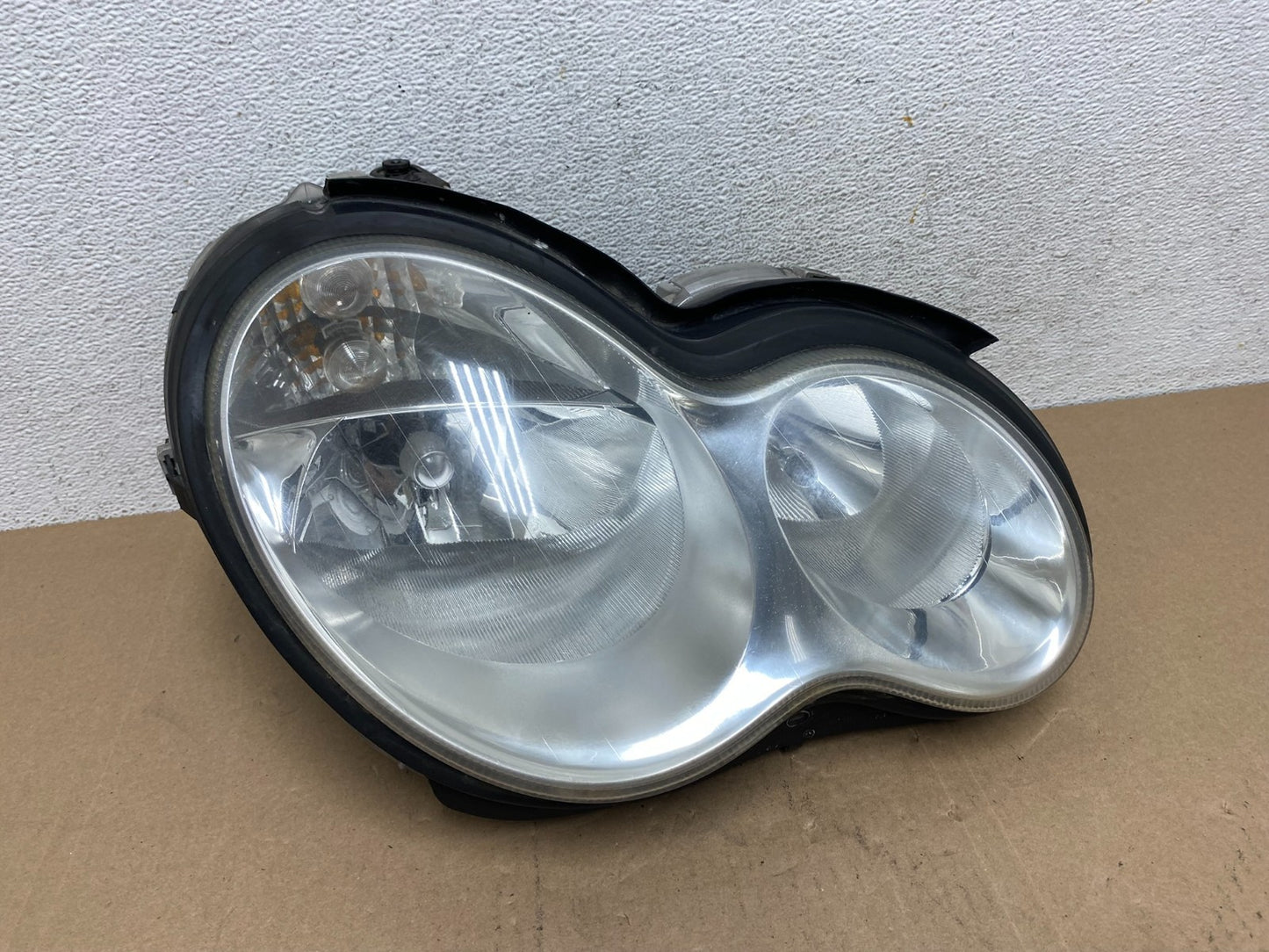 2005 to 2007 Mercedes-Benz C-Class Right Passenger Side Headlight AE6676 DW0