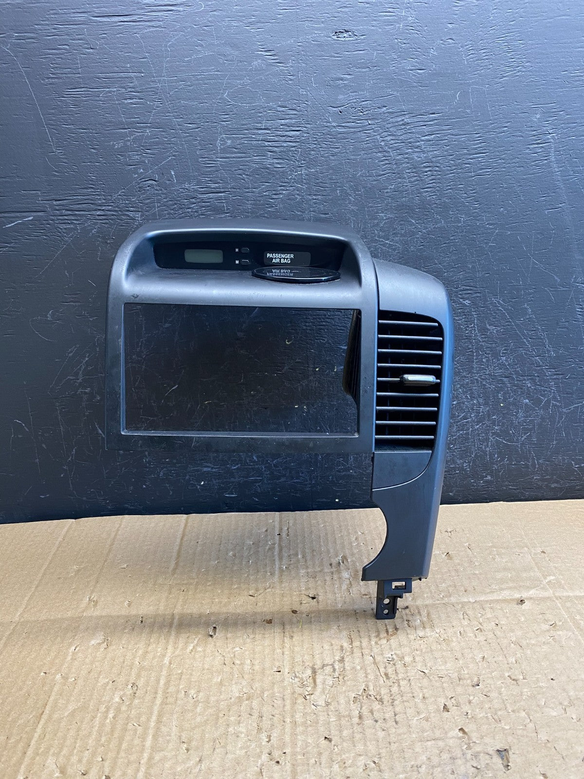 2006-2014 Hyundai Entourage Sedona Center Radio Clock Bezel Air Vent AC9631 DG0
