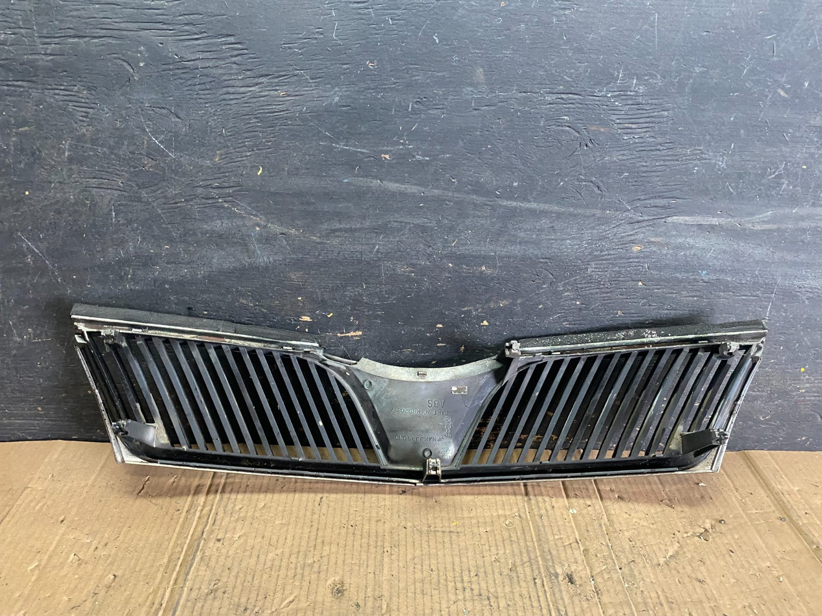 2002-2003 Mitsubishi Diamante Front Upper Grill Grille OEM s6129 DG7