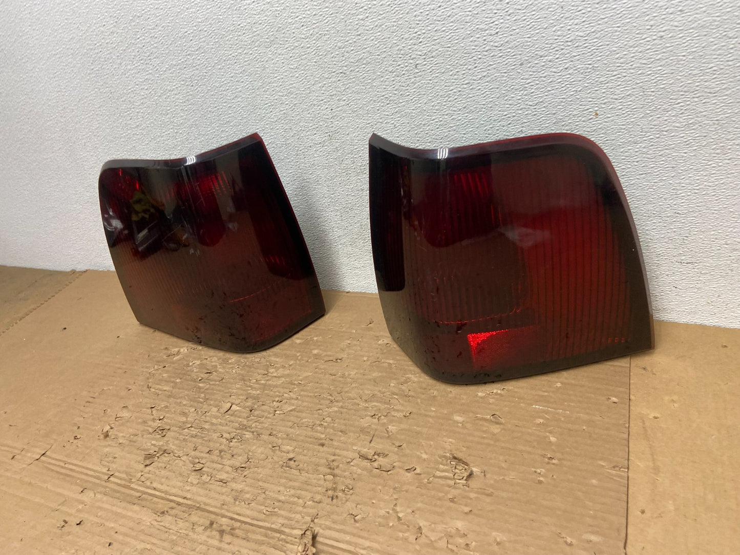 2003 to 2006 Lincoln Navigator Left+Right Side Tail Lights AD4391 DW1