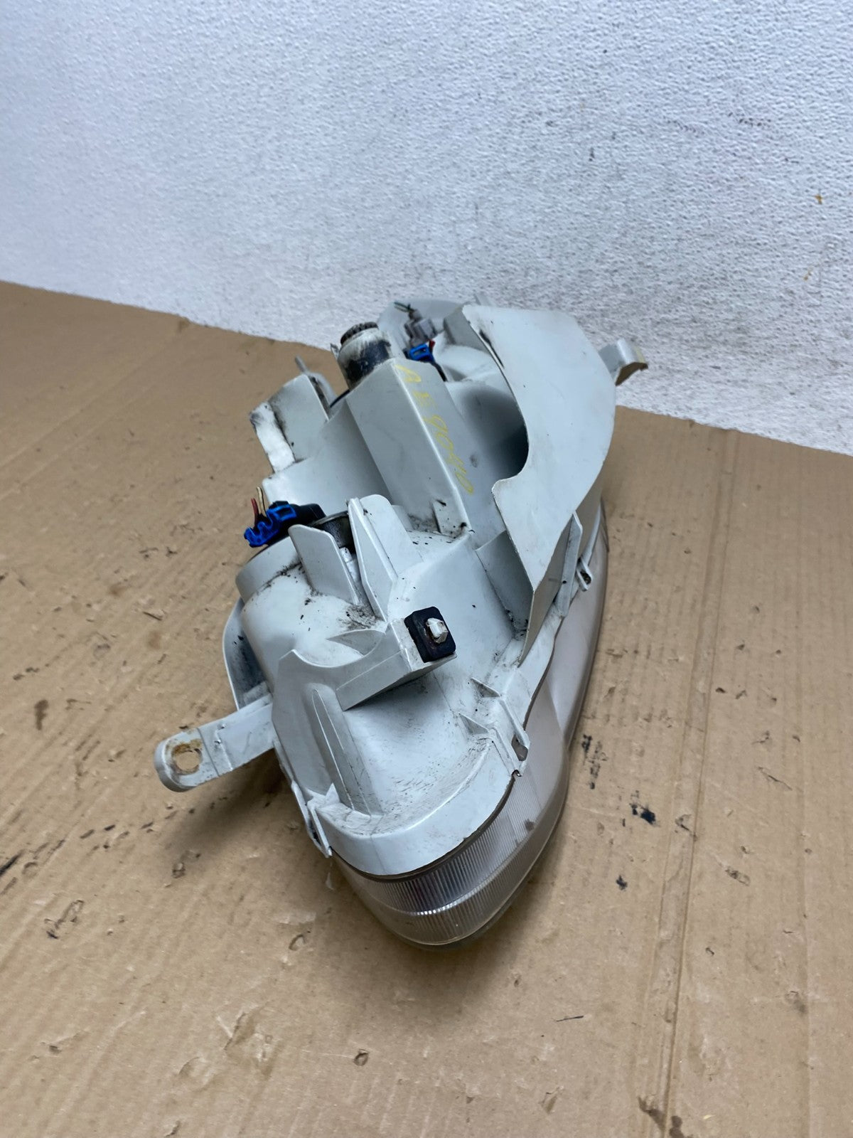 2003 to 2004 Toyota Corolla Right Passenger RH side Headlight AE9040 DW10