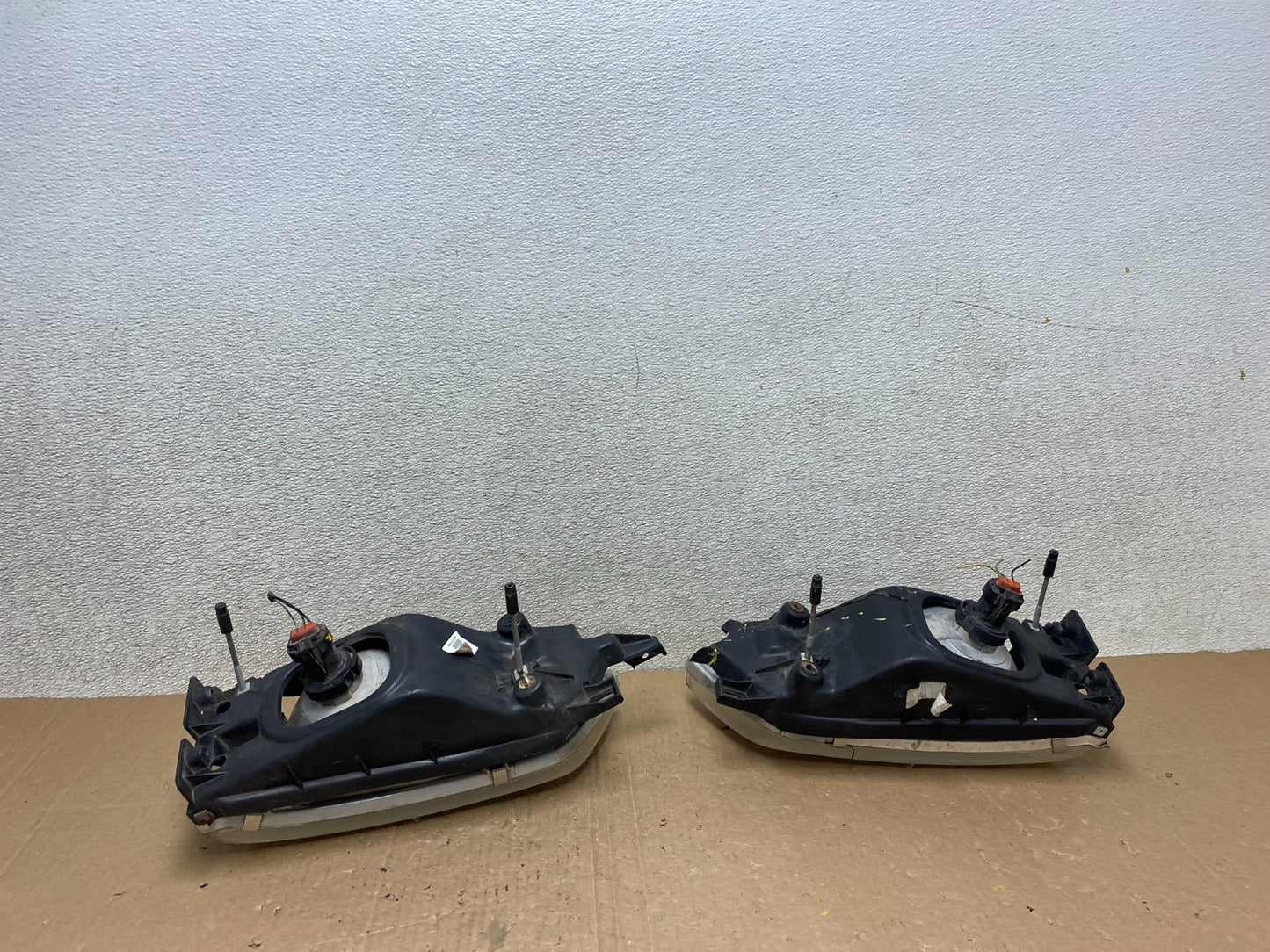 1997 - 1999 Nissan Maxima Left+Right Side Headlights Halogen OEM U0459 DW10