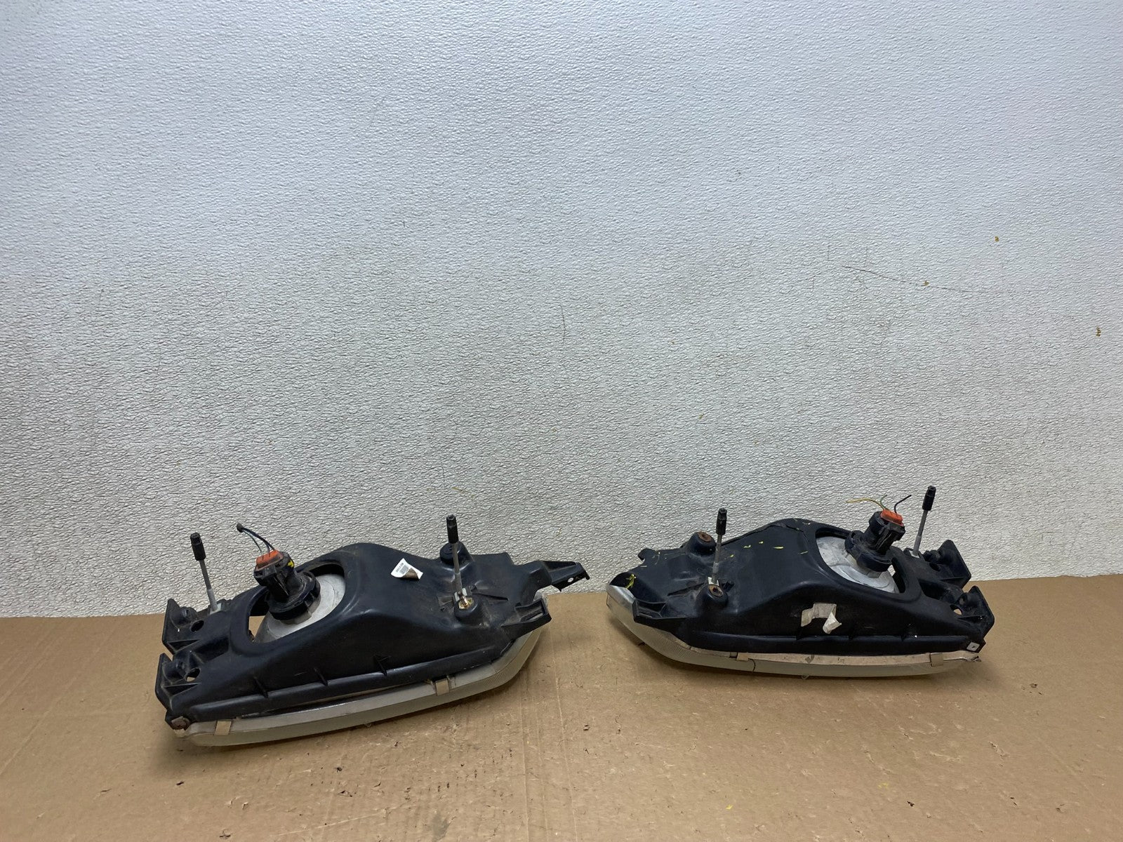 1997 - 1999 Nissan Maxima Left+Right Side Headlights Halogen OEM U0459 DW10