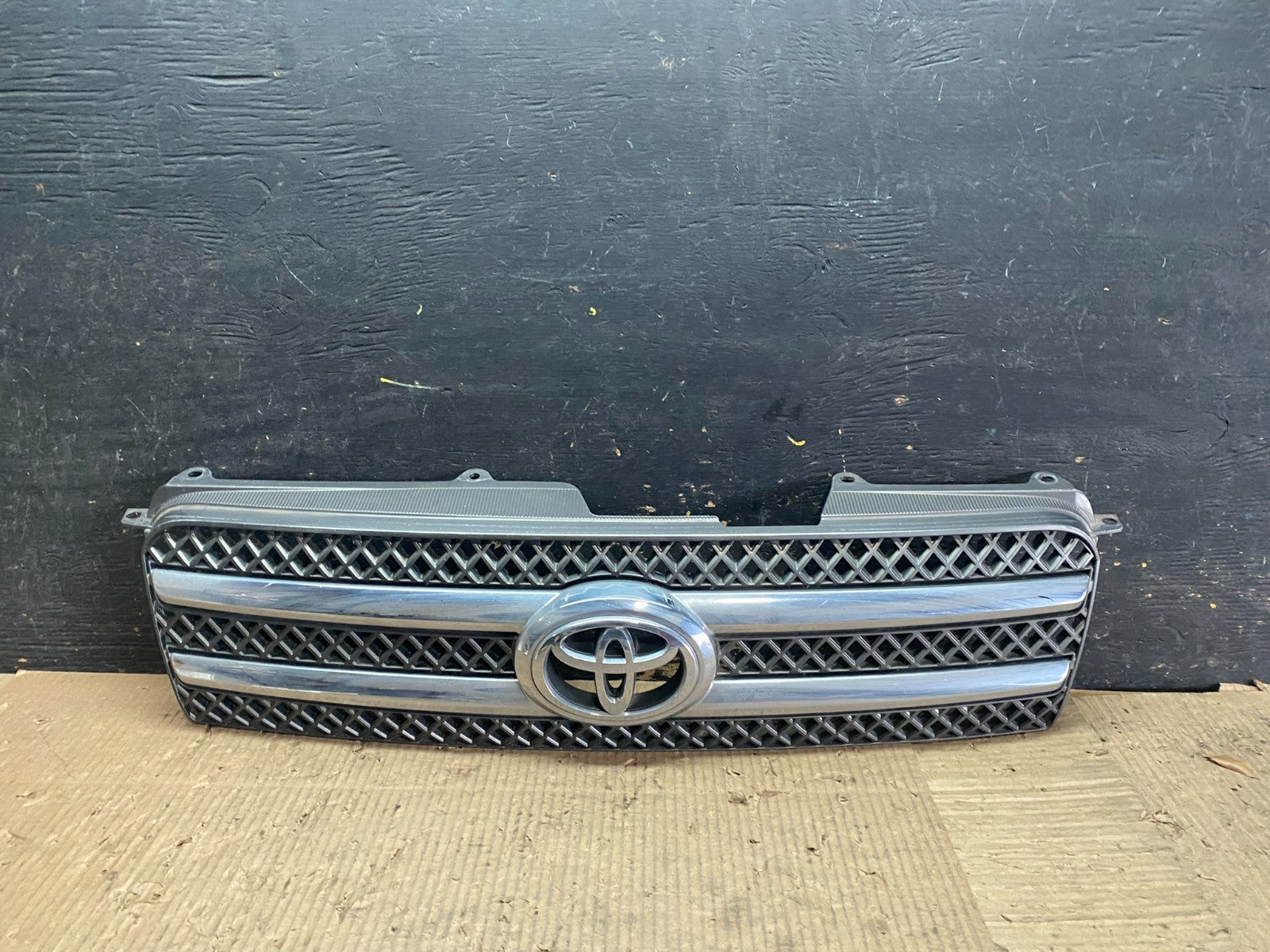 2006 to 2007 Toyota Highlander Front Upper Grille Grill With Emblem W9877 DG0
