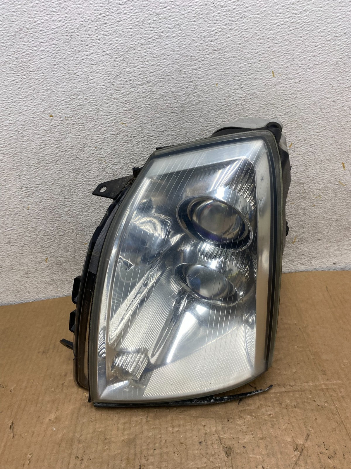 2005 to 2011 Cadillac STS Left Driver LH Side Xenon Headlight AI8106 DW0