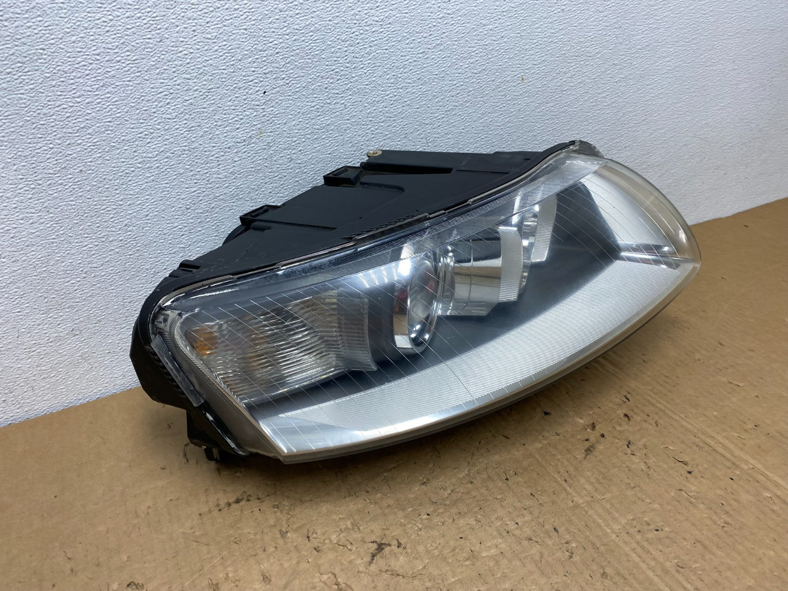 2005 to 2008 Audi A6 Right Passenger Side Headlight Xenon HID AC8323 DW2