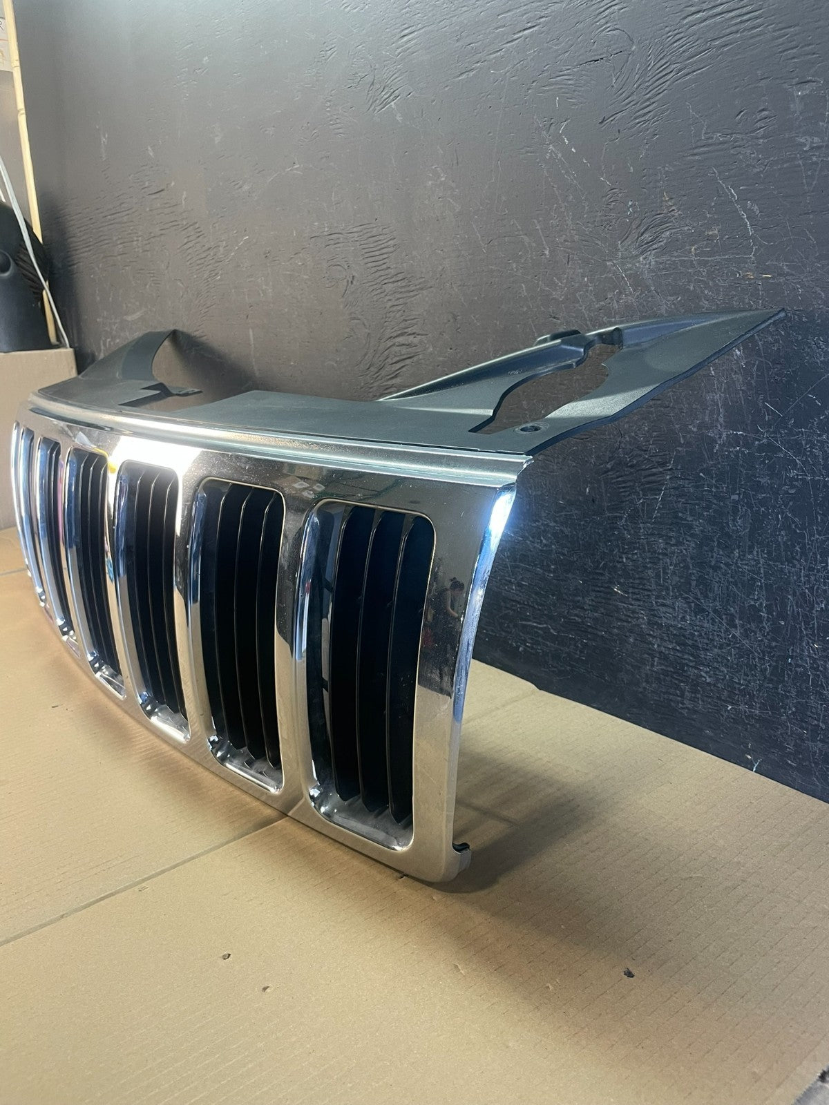 2005 2006 2007 Jeep Grand Cherokee Front Upper Grill Grille AE3496 DG1