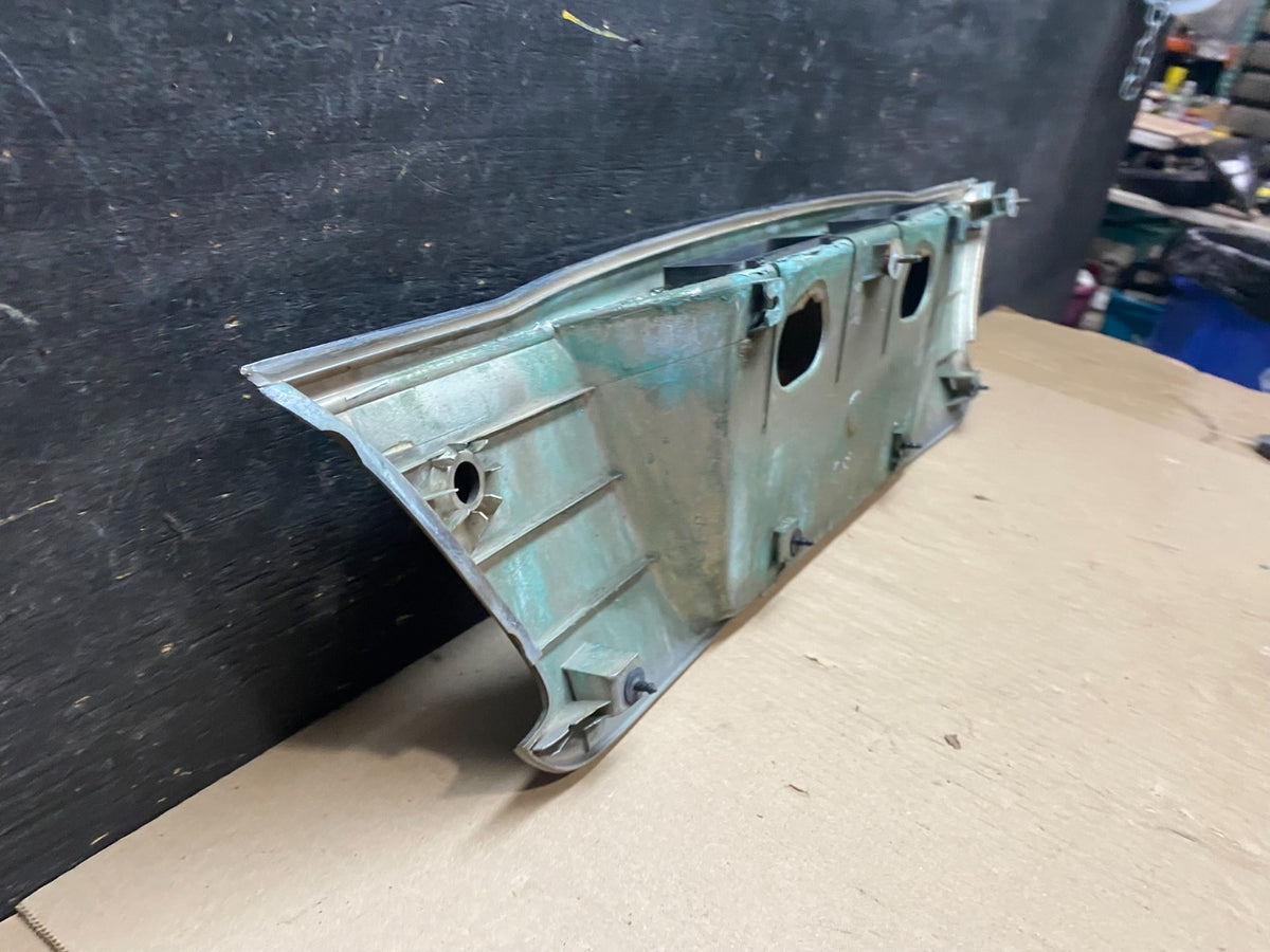 2000 2001 Infiniti I30 Rear Trunk Deck Finish Panel License Plate Trim u7452 DG8