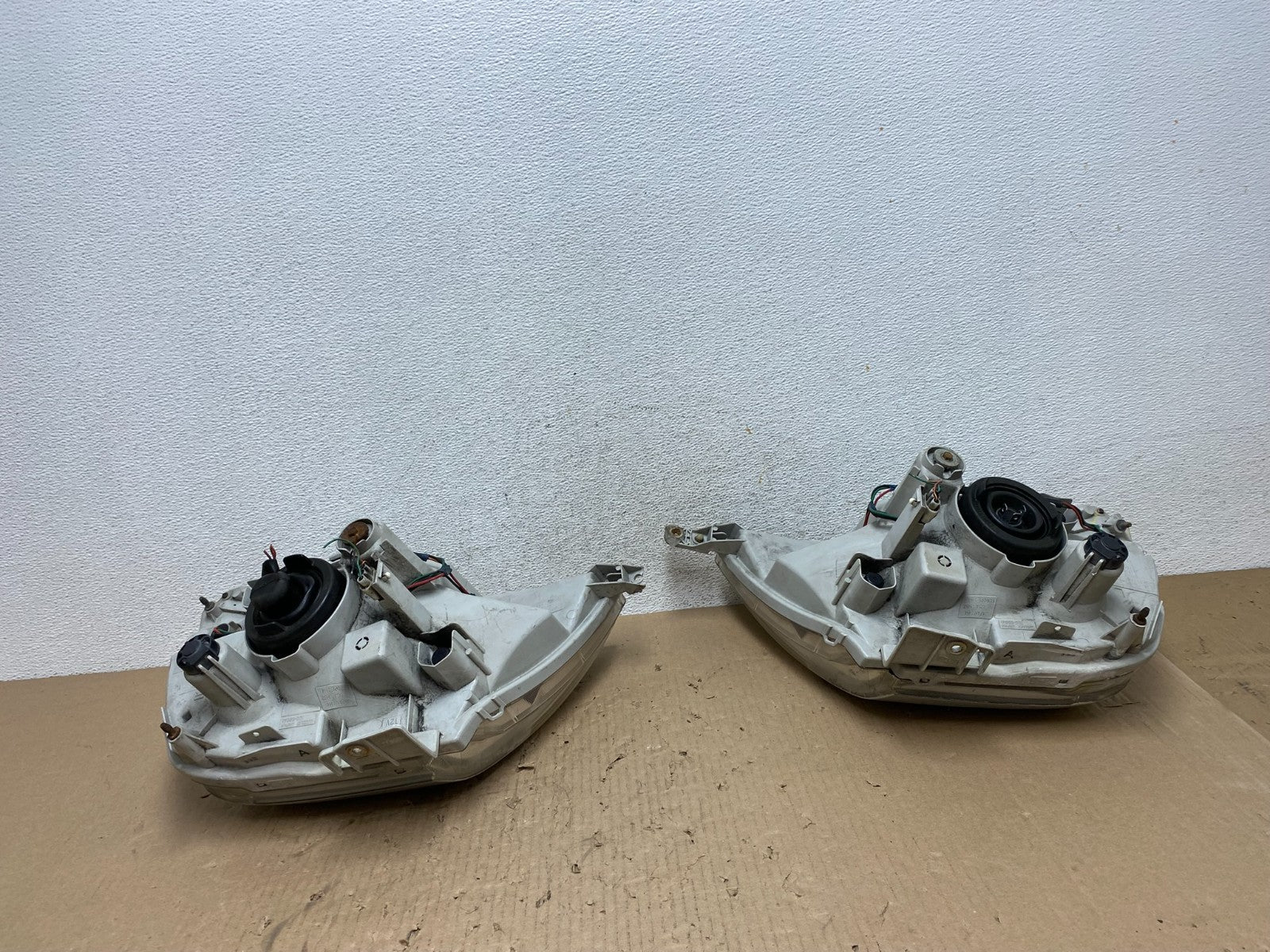 2004 to 2006 Suzuki XL-7 XL7 Left+Right Side Halogen Headlights AE88077