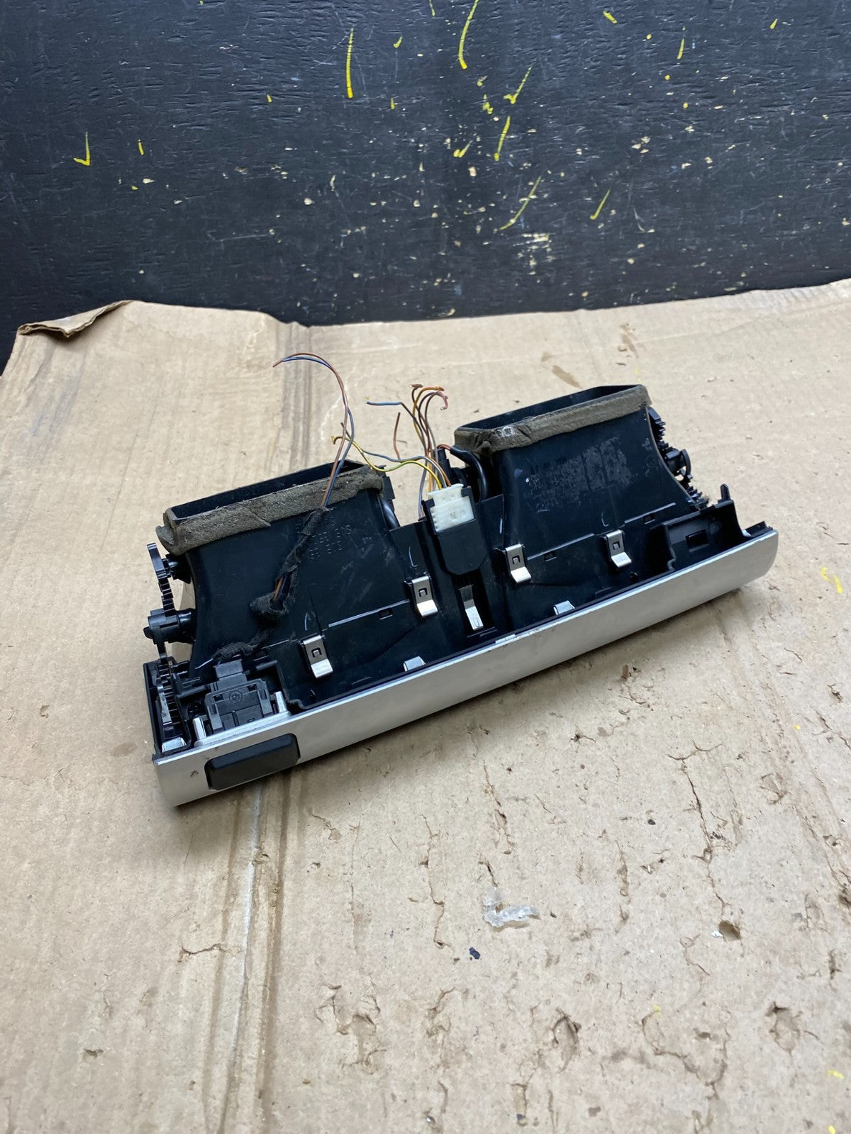 2007 to 2013 BMW X5 X6 Center Console Dash Air Vent OEM V7953 DG5
