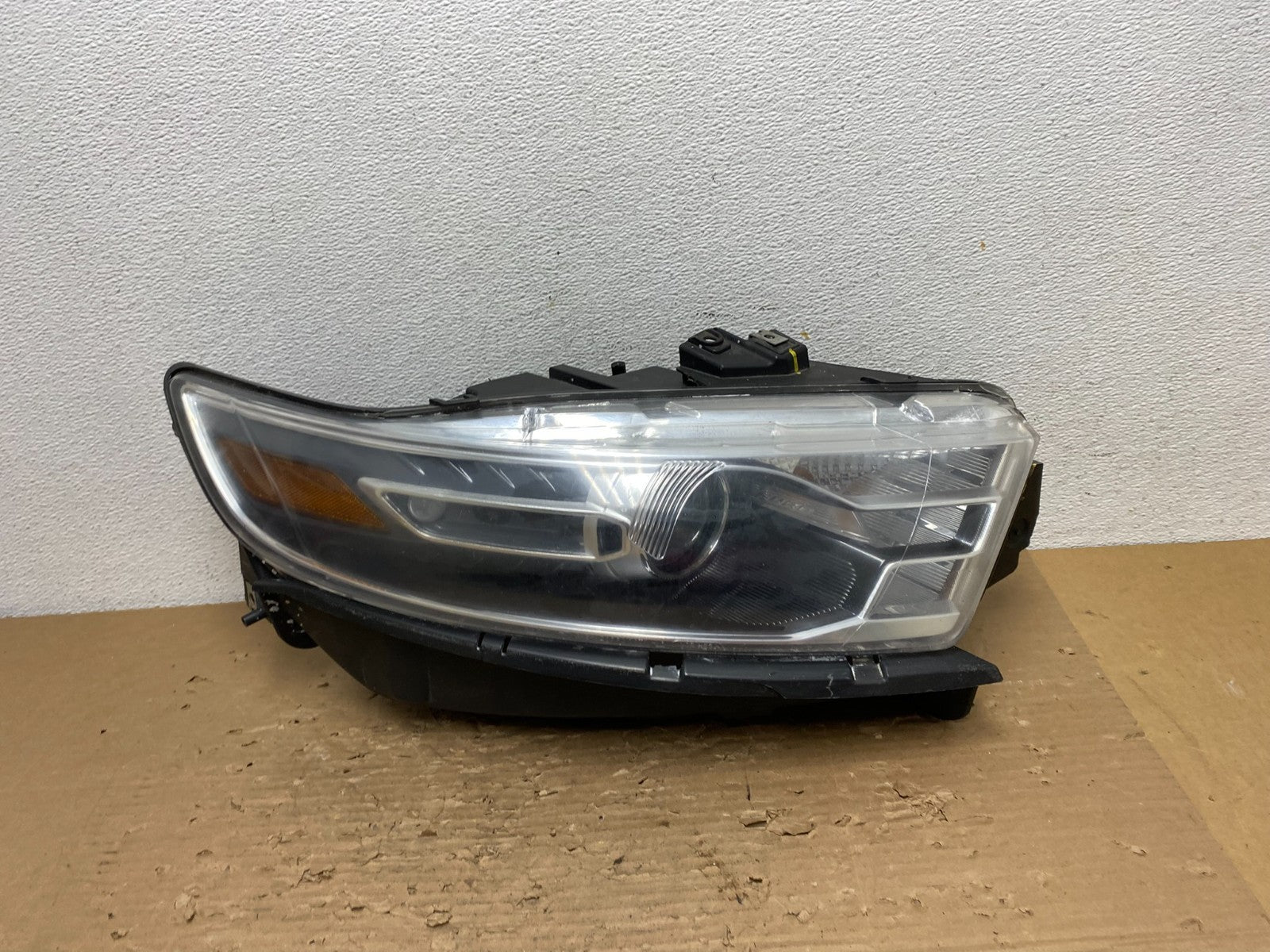 2013 to 2019 Ford Taurus Right Passenger RH Side Headlight Halogen AD4381 DW0