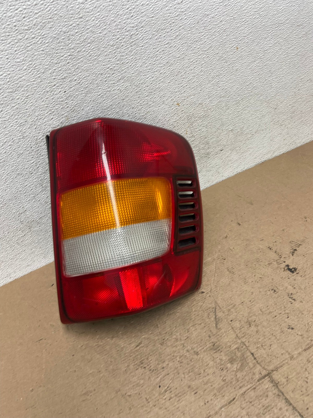 1999-2004 Jeep Grand Cherokee WJ Right Passenger Rh Tail Light TYC AF5722 LK2