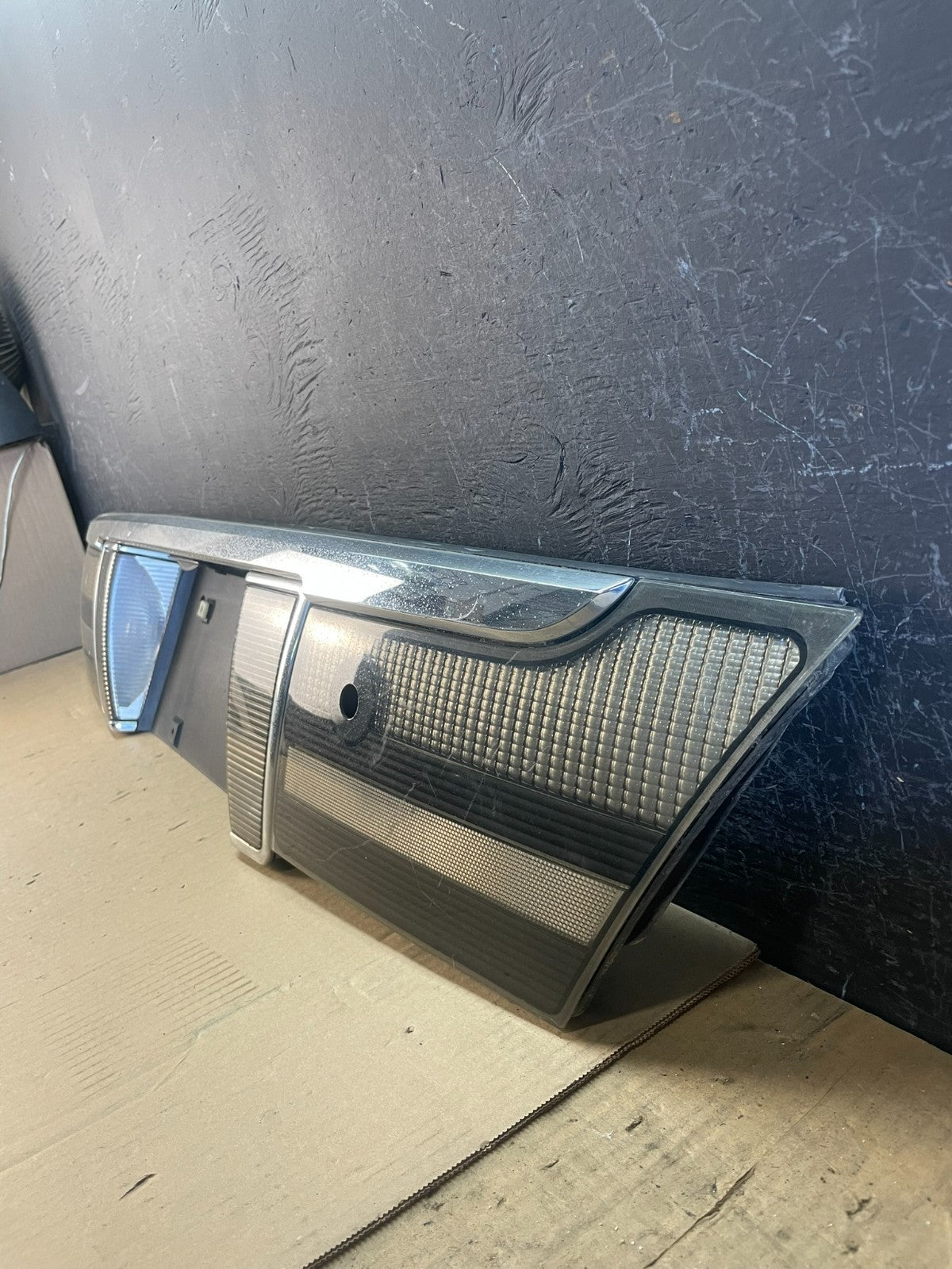 2006 to 2011 Mercury Grand Marquis Trunk Lid Center Tail Light AD5695 DG1