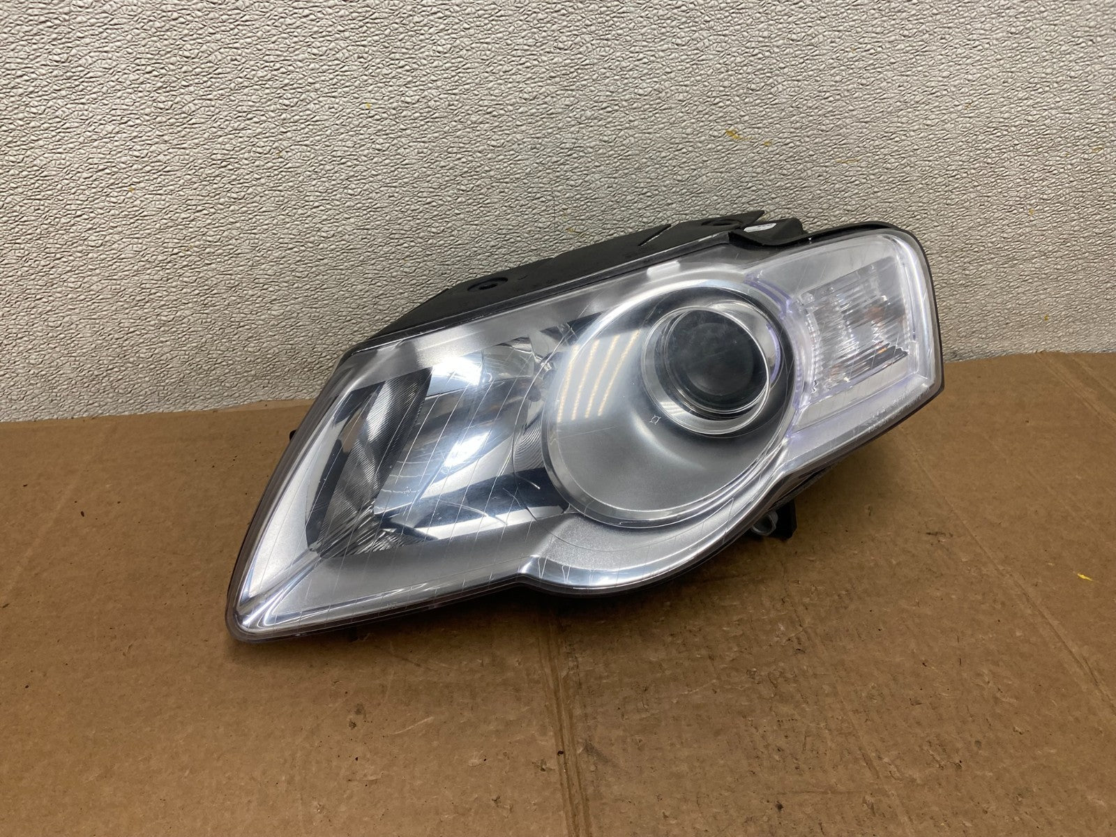 2006-2010 Volkswagen Passat Left Driver Side Halogen Headlight OEM AA14900