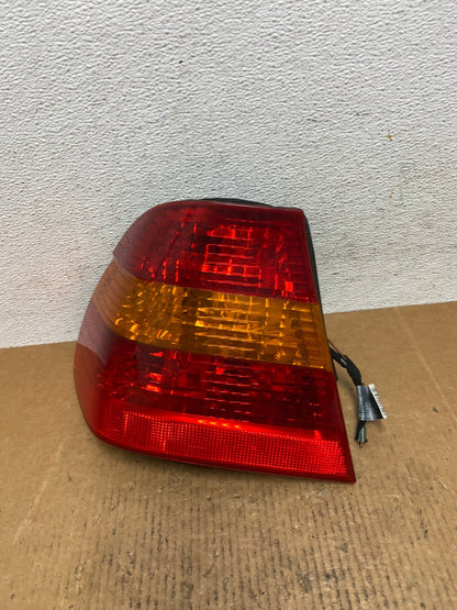 2002 - 2005 BMW 3 E46 Series Left Driver Side Lh Tail Light AE0198 LK0