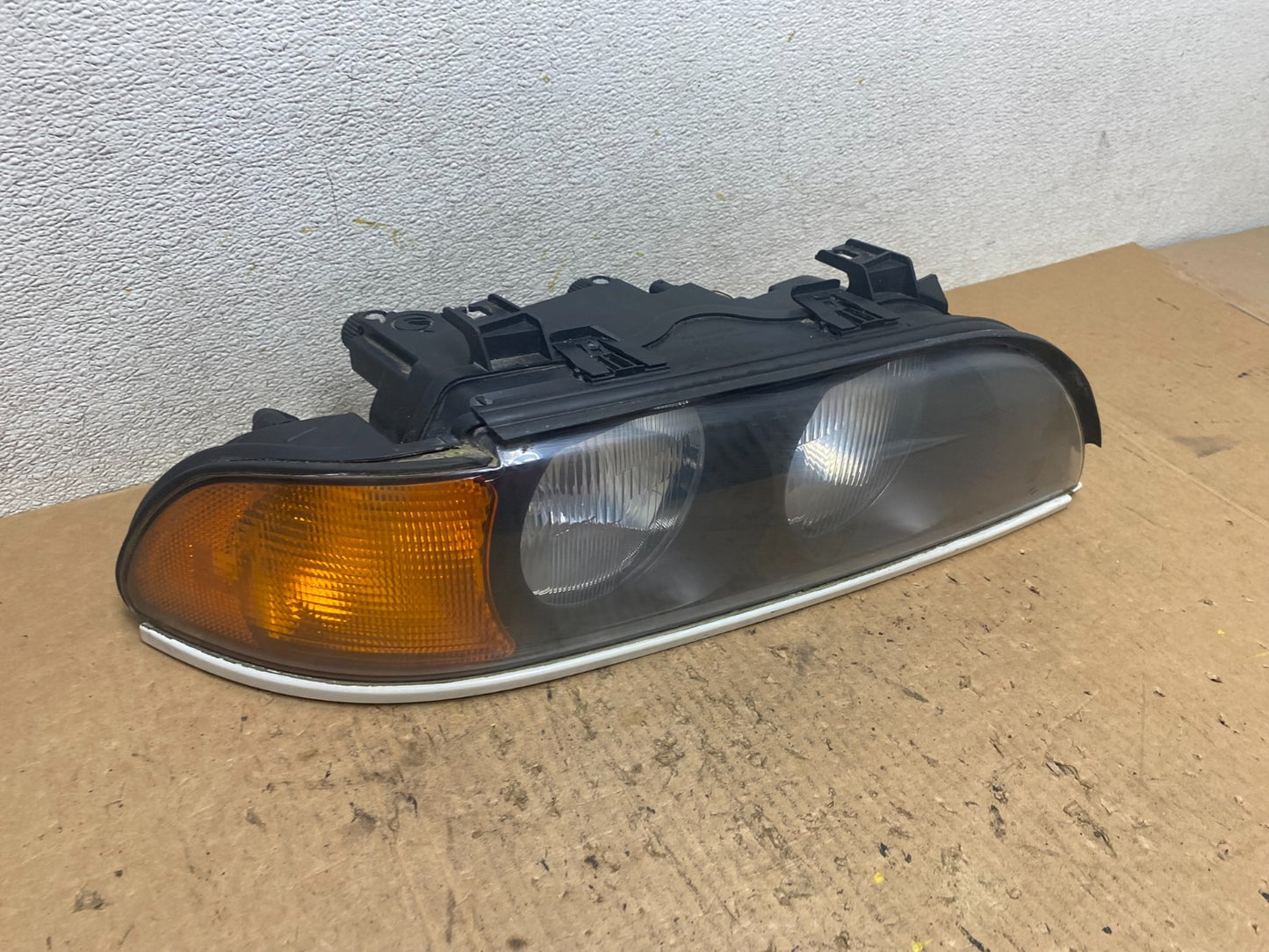 1997 - 2000 BMW E39 5 Series Headlight Right Passenger RH Halogen OEM Q7977 DW2