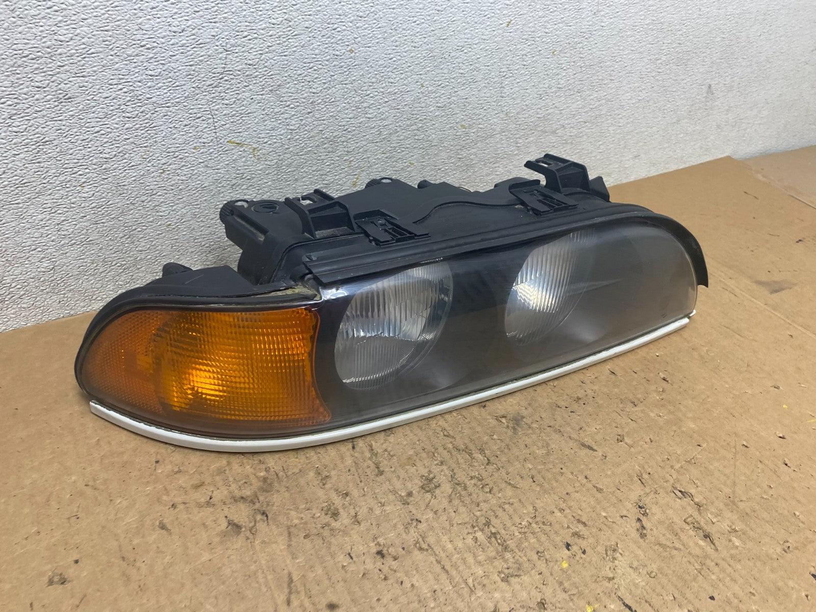1997 - 2000 BMW E39 5 Series Headlight Right Passenger RH Halogen OEM Q7977 DW2
